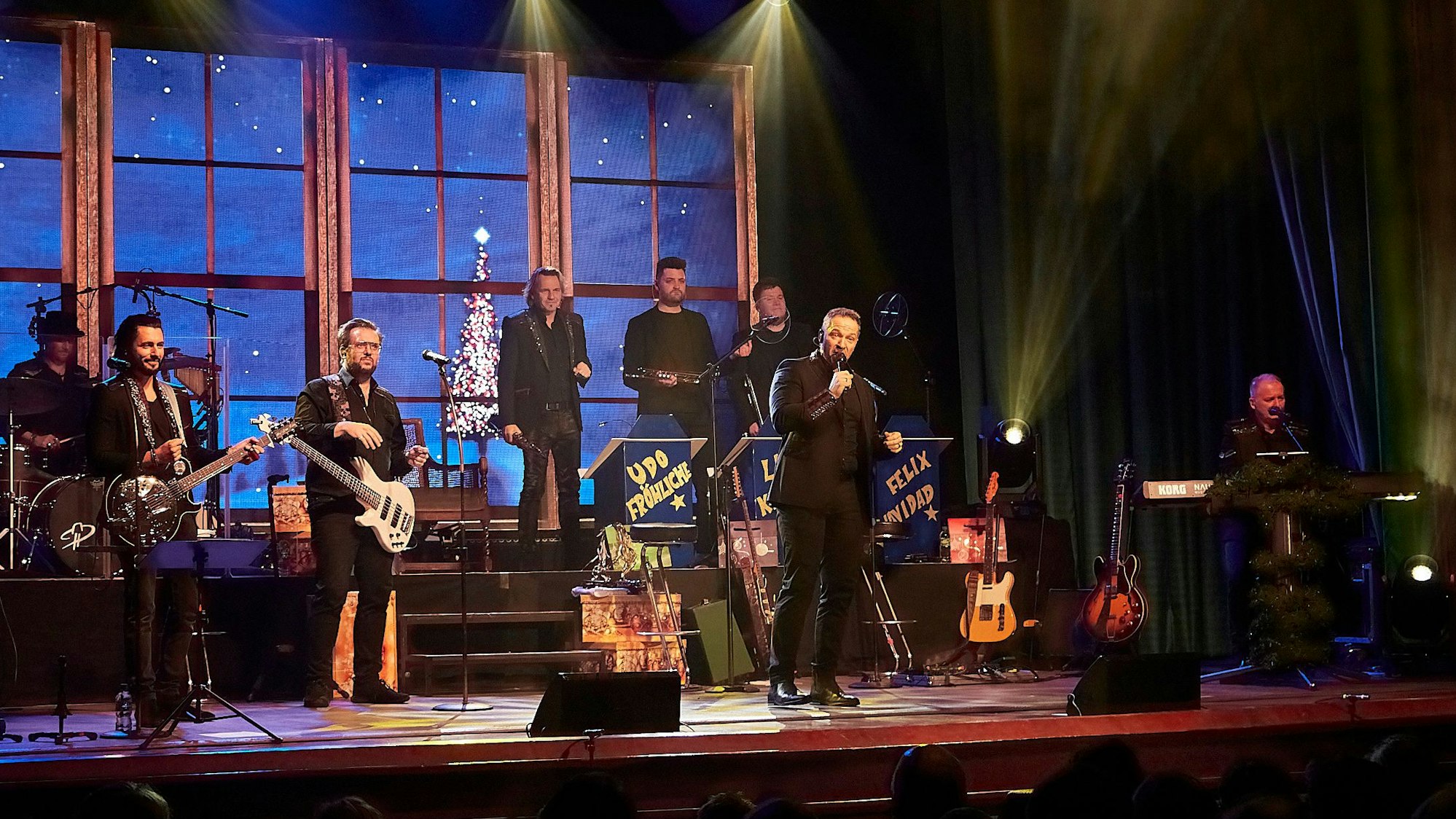 Die Musiker der Band „Höhner“ stehen bei ihrer Weihnachtsshow auf der Bühne.