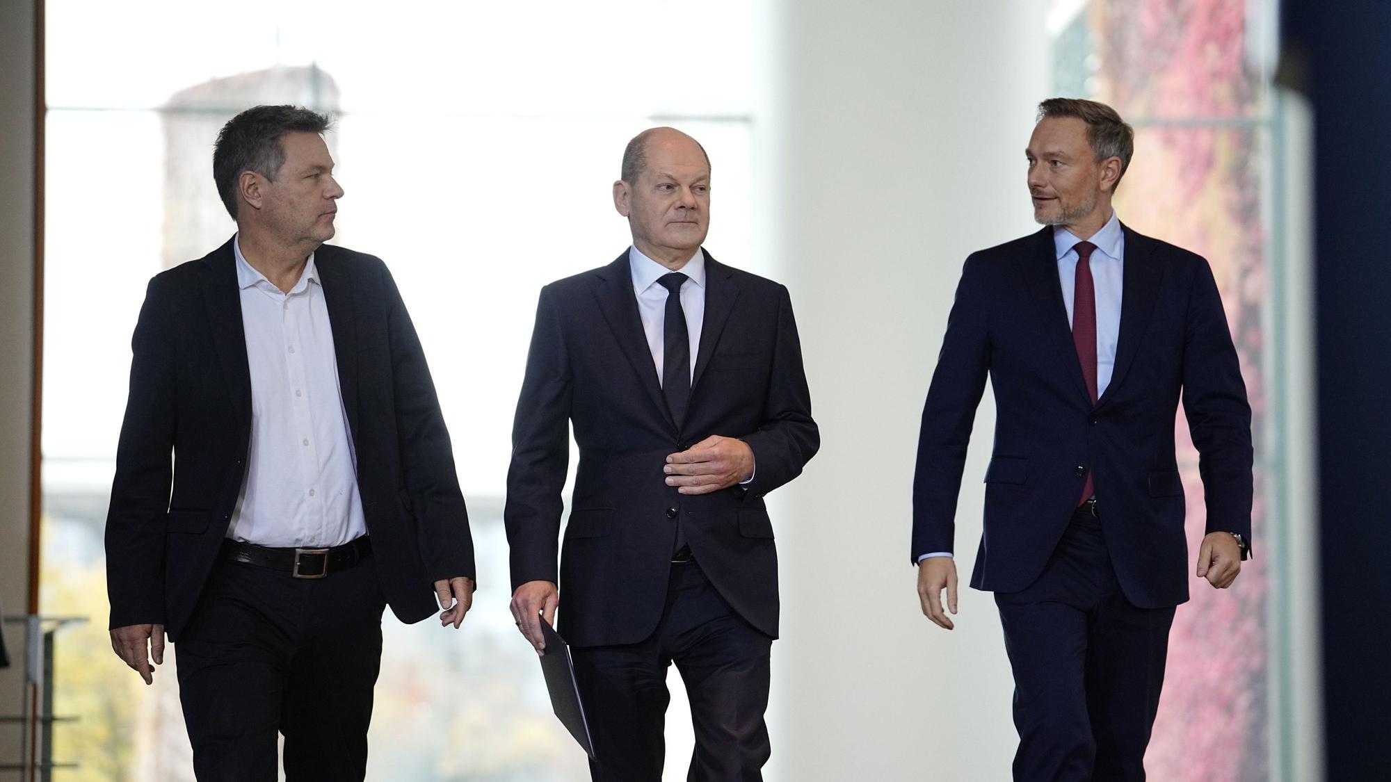Vizekanzler Robert Habeck (Grüne), Bundeskanzler Olaf Scholz (SPD) und Finanzminister Christian Lindner (FDP) (v.l.) auf dem Weg zu einer Pressekonferenz im Kanzleramt in Berlin.
