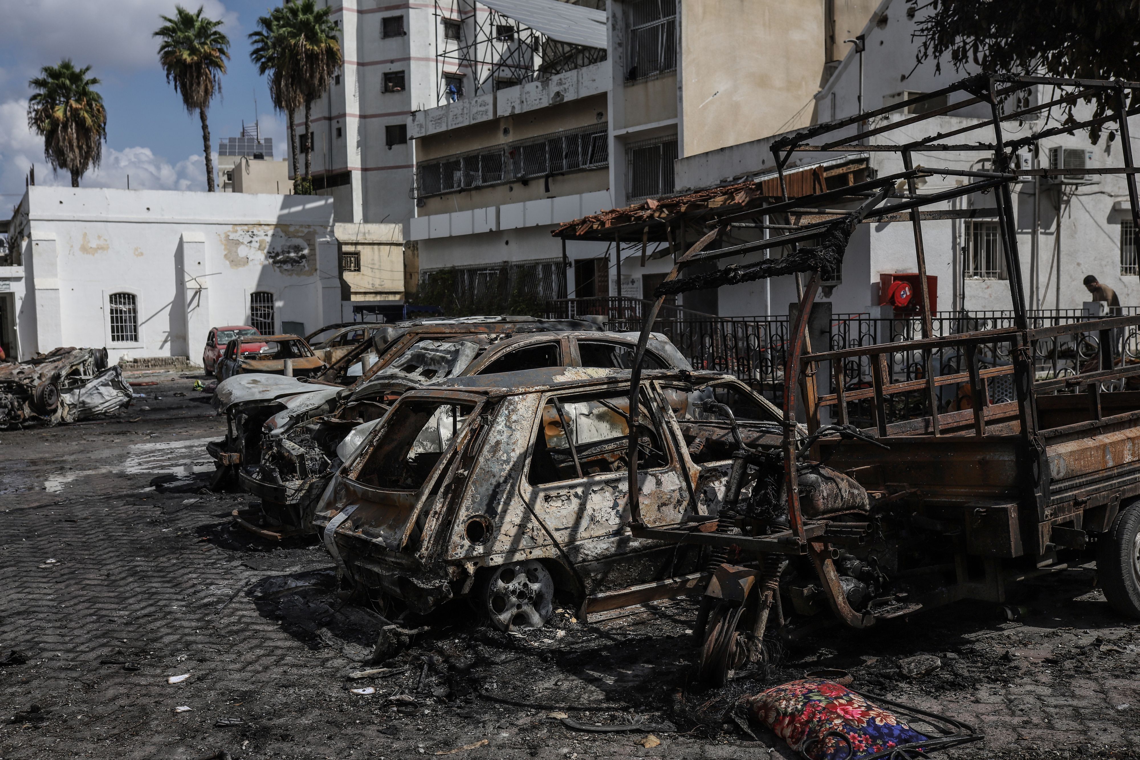 Zahlreiche ausgebrannte Autos stehen nach einer Explosion nahe des Al-Ahli-Krankenhaus auf einem Parkplatz. Nach Angaben der Hamas kamen bei der Explosion hunderte Menschen ums Leben, Human Rights Watch bezweifelt die Angaben. (Archivbild)