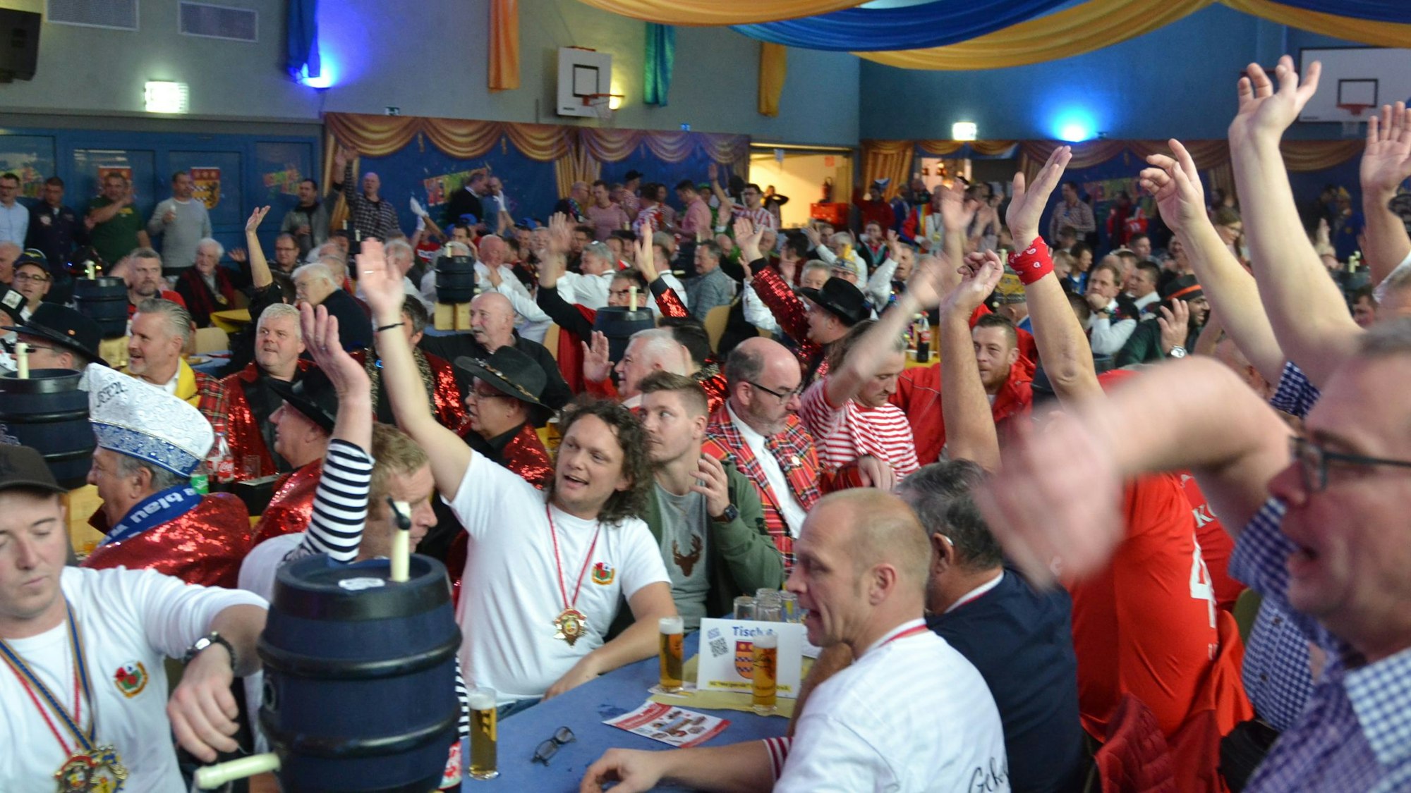 Hunderte Besucher der Vernicher Herrensitzung feiern ausgelassen.