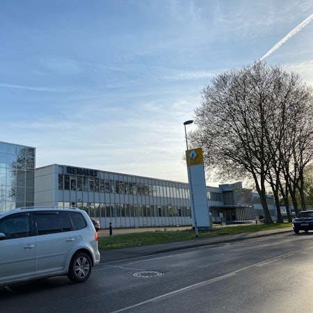 Auf dem Foto ist die ehemalige Firmenzentrale des Automobilherstellers Renault in Brühl zu sehen.