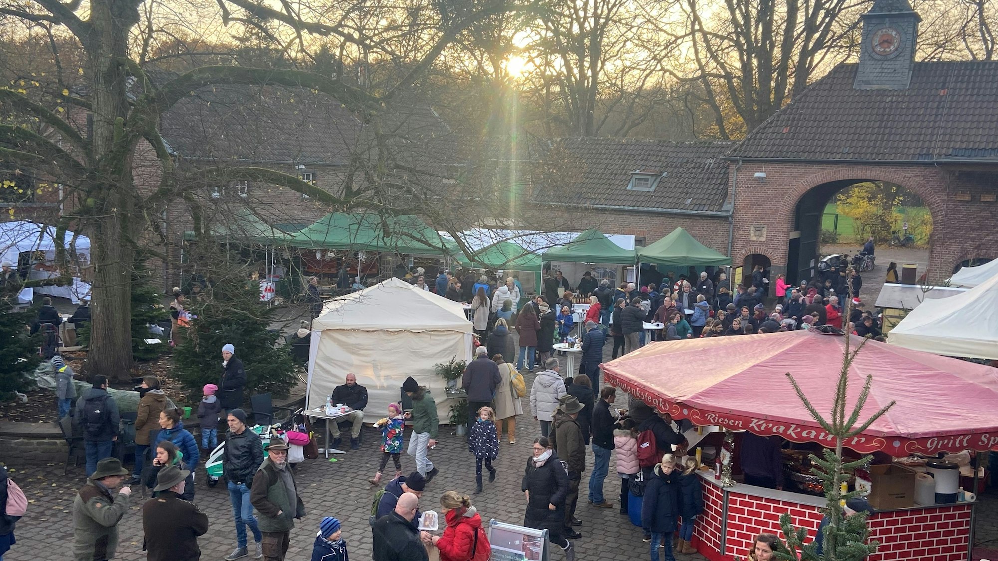 Der Innenhof des ehemaligen Rittergutes beherbergt Weihnachtliches mit ökologischem Hintergrund.