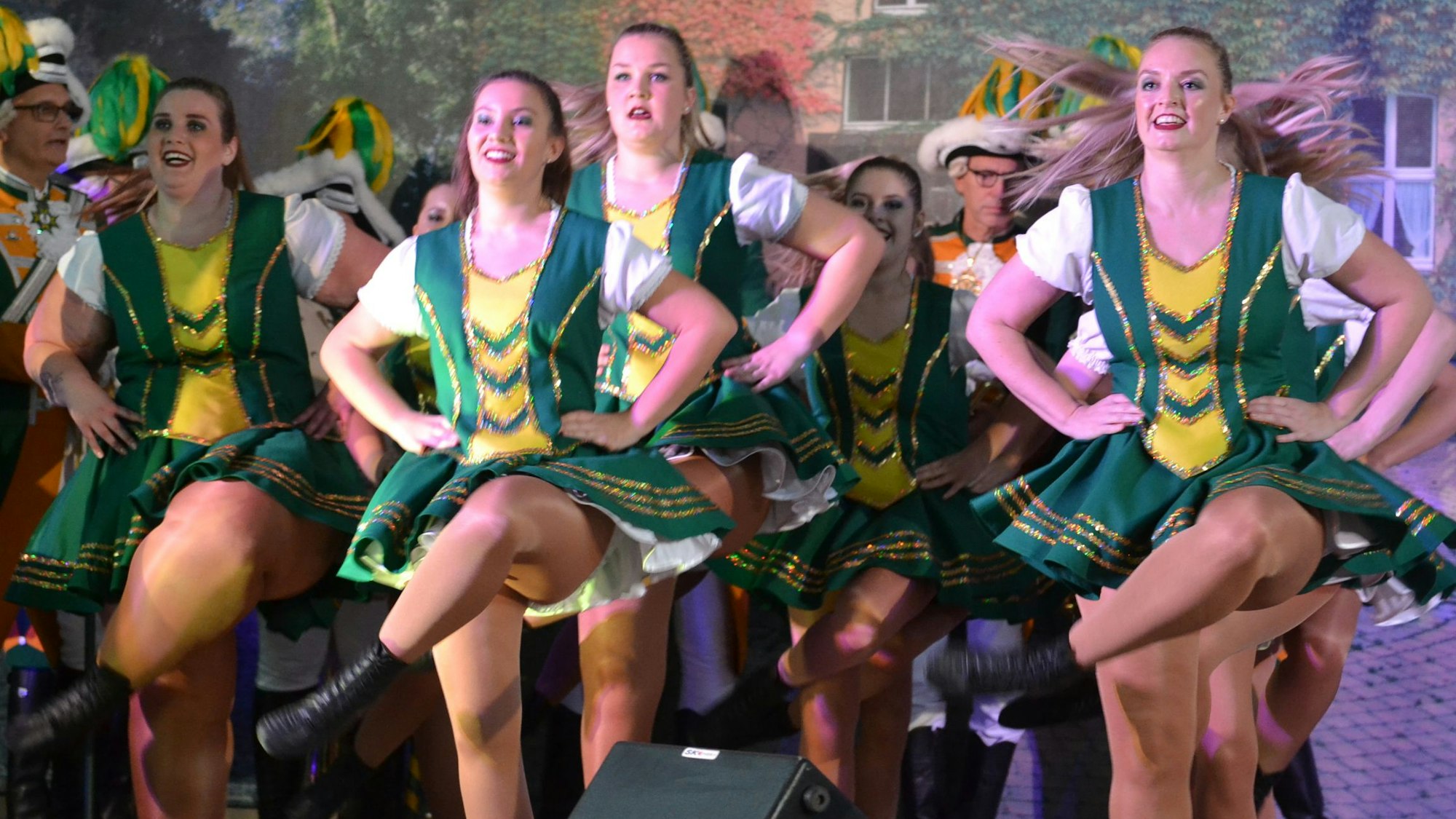 Gardetänzerinnen der Hovener Jungkarnevalisten beim Auftritt in Vernich.