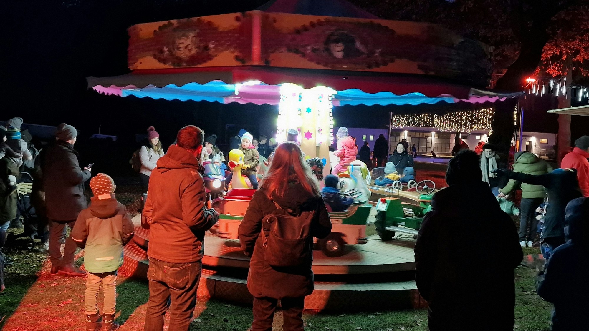 Im Waldbad Dünnwald gibt es Mitte Dezember einen Weihnachtsmarkt, auf dem viel Kunsthandwerk angeboten wird. Foto: Franz Philippi