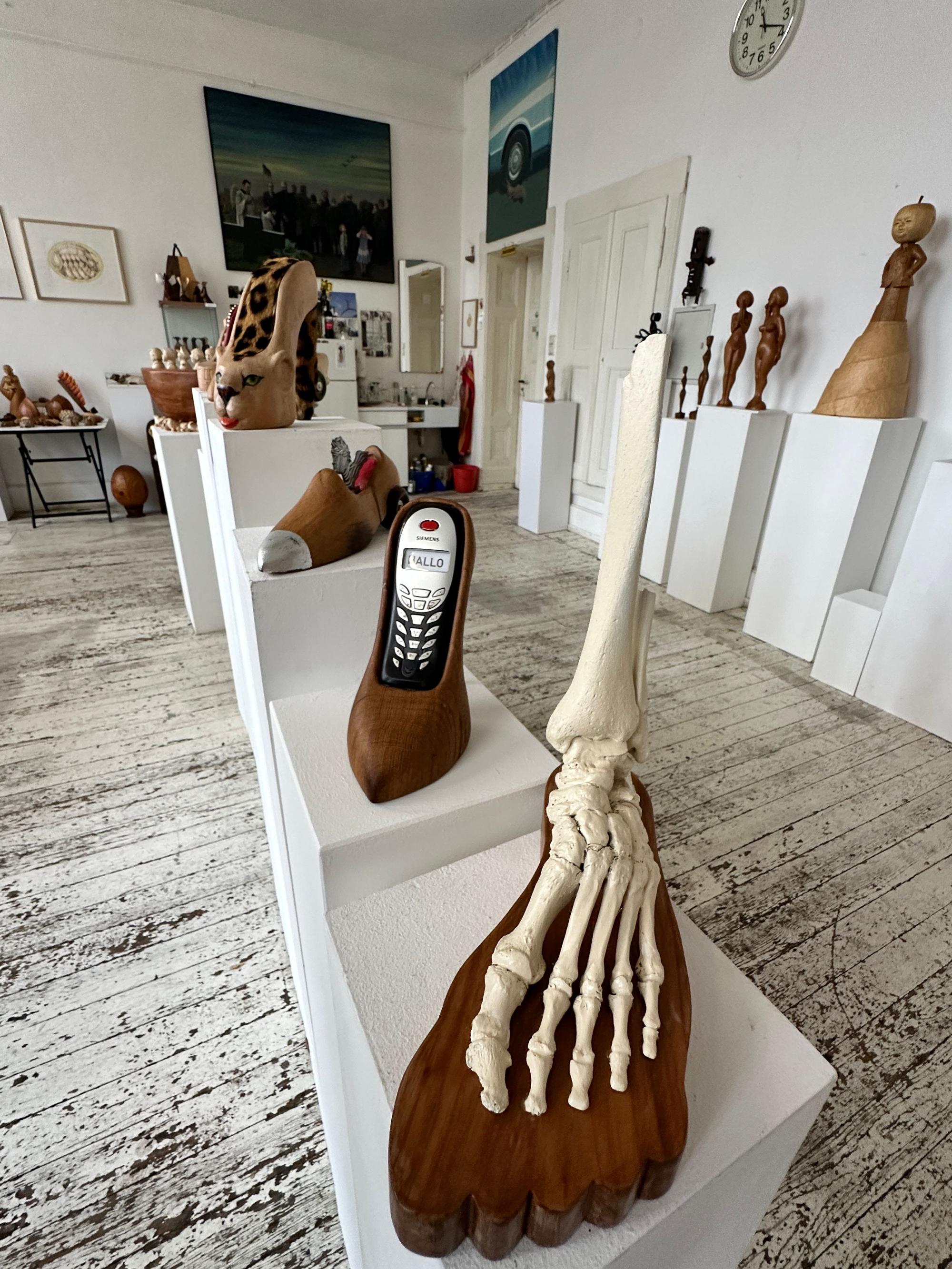 Auf einem Podest steht ein Holzschuh