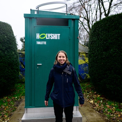 Anastasia Bondar vor der „Holy Shit“-Kabine im Volksgarten