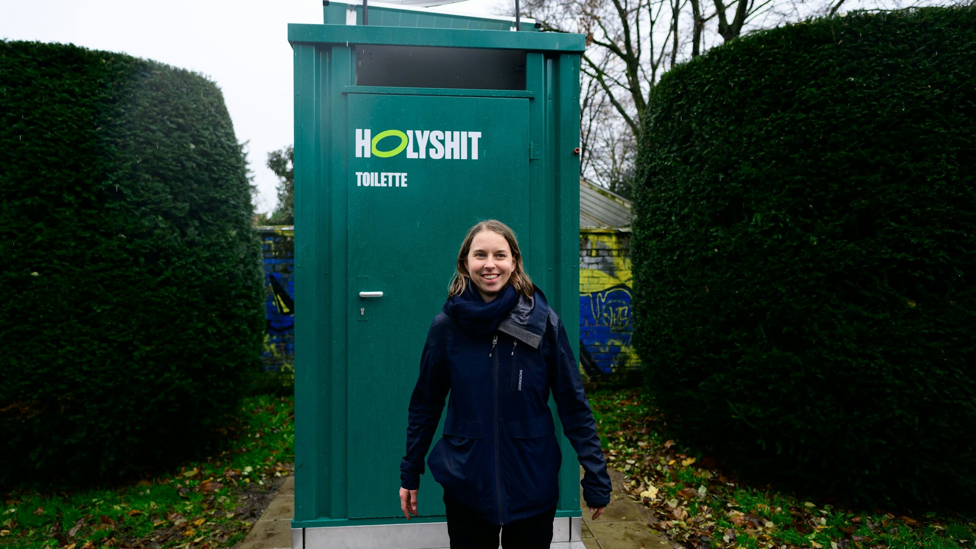 Anastasia Bondar vor der „Holy Shit“-Kabine im Volksgarten