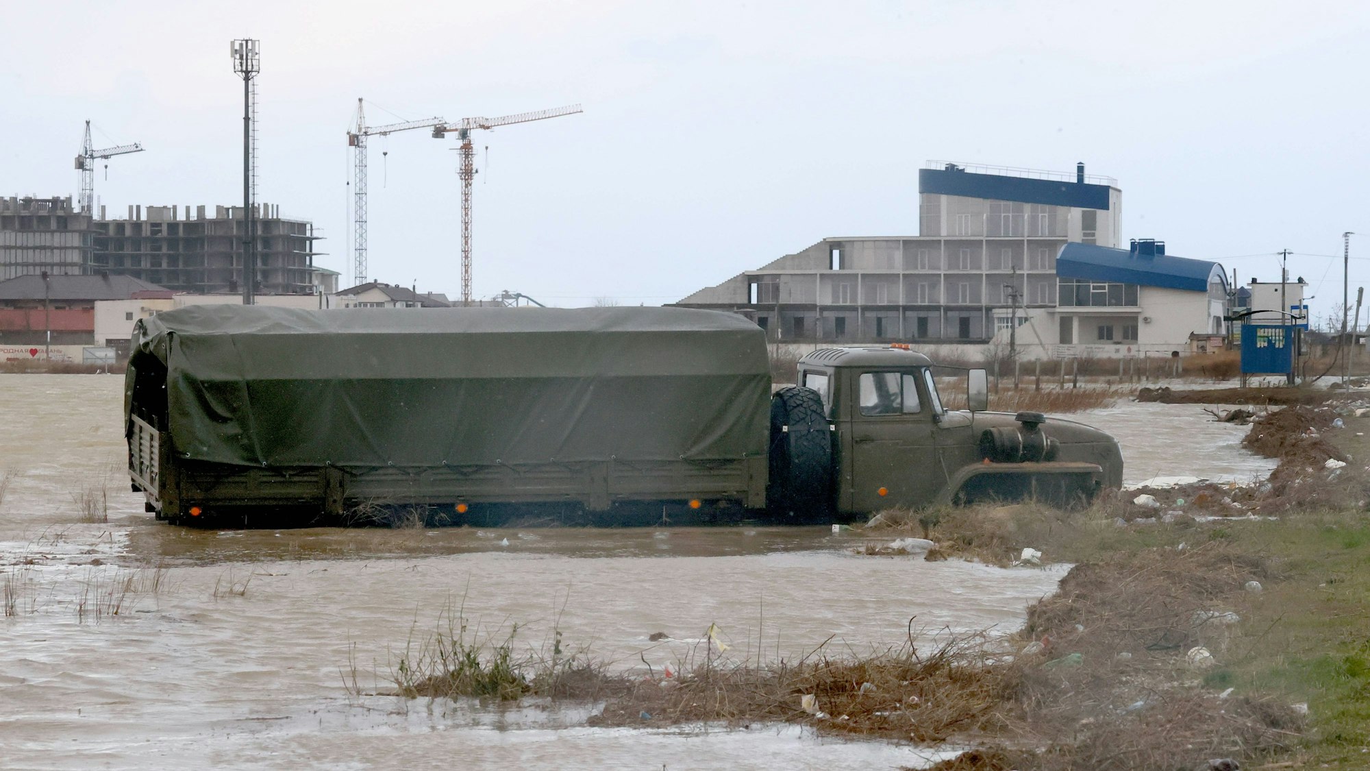 Ein russisches Militärfahrzeug steht auf der von Moskau illegal besetzten ukrainischen Halbinsel Krim in Hochwasser. Ein „Jahrhundertsturm“ hat die Halbinsel getroffen.