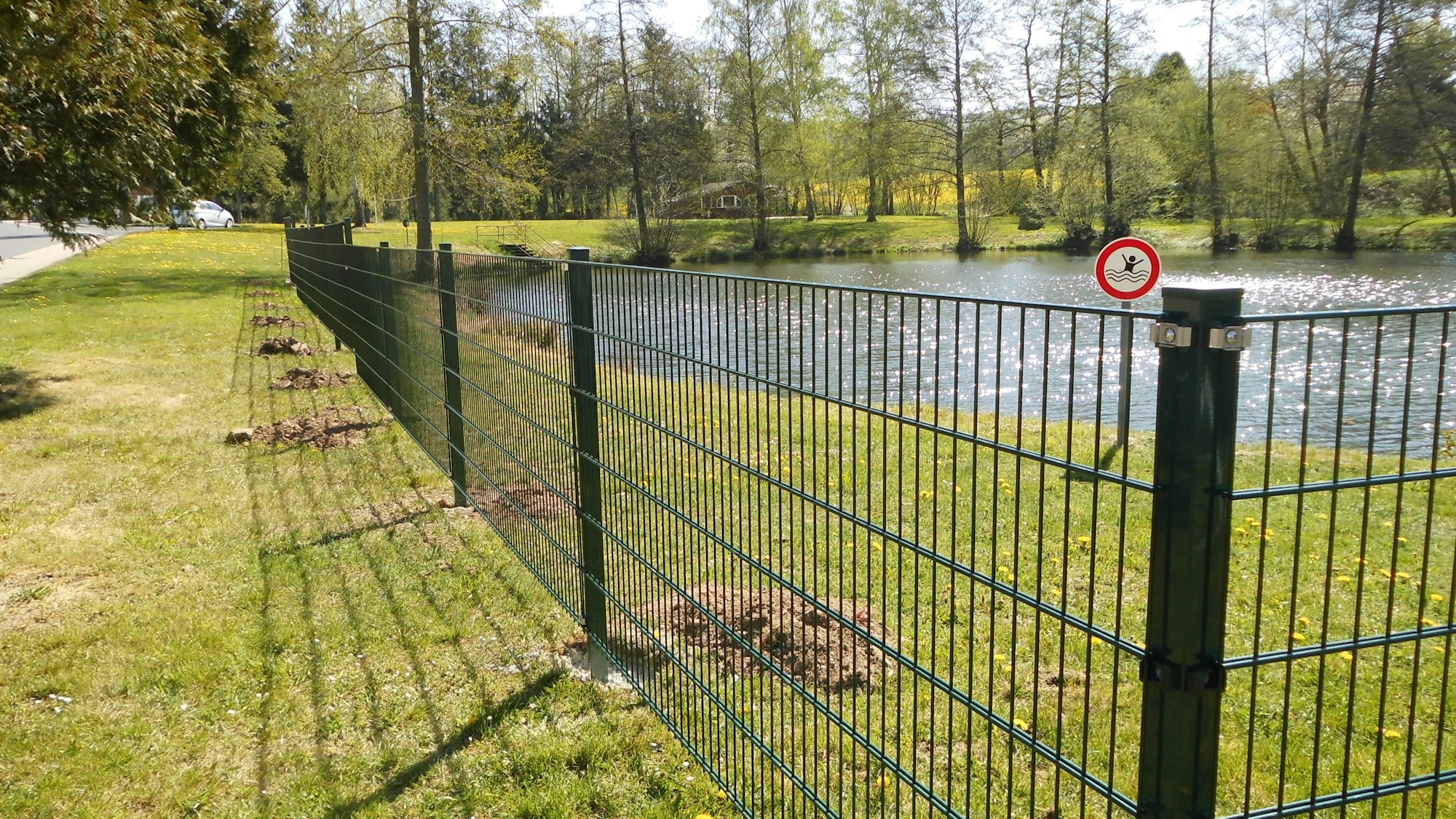 Inzwischen umrandet ein Zaun in Teilen das Rasenufer des Dorfteichs in Neukirchen. Nach dem Ertrinken von drei Geschwistern hat die Kommune begonnen, das Gewässer teilweise einzuzäunen.