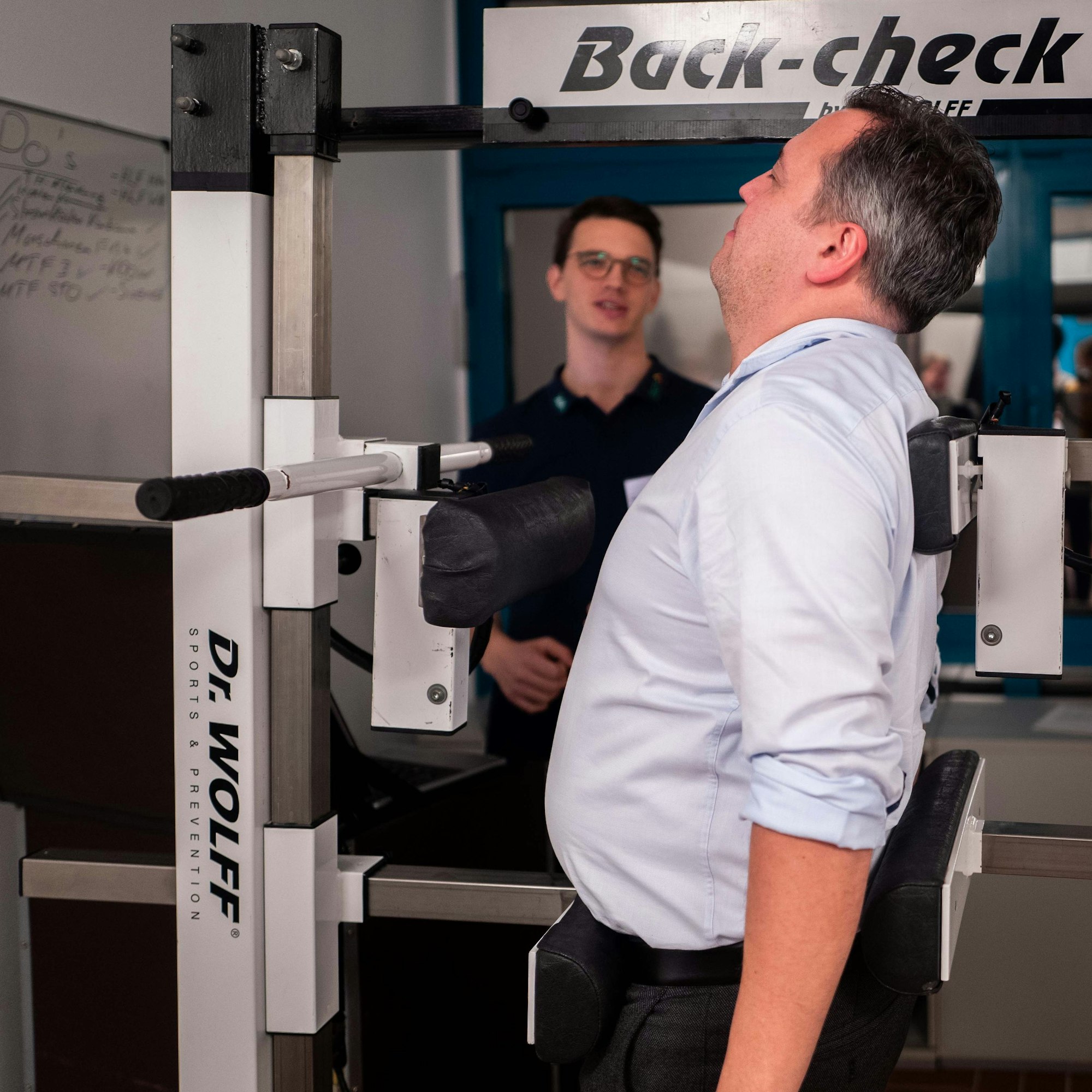 Das Bild zeigt Sacha Reichelt, wie er ins Hohlkreuz geht, um seine Muskulatur zu testen.