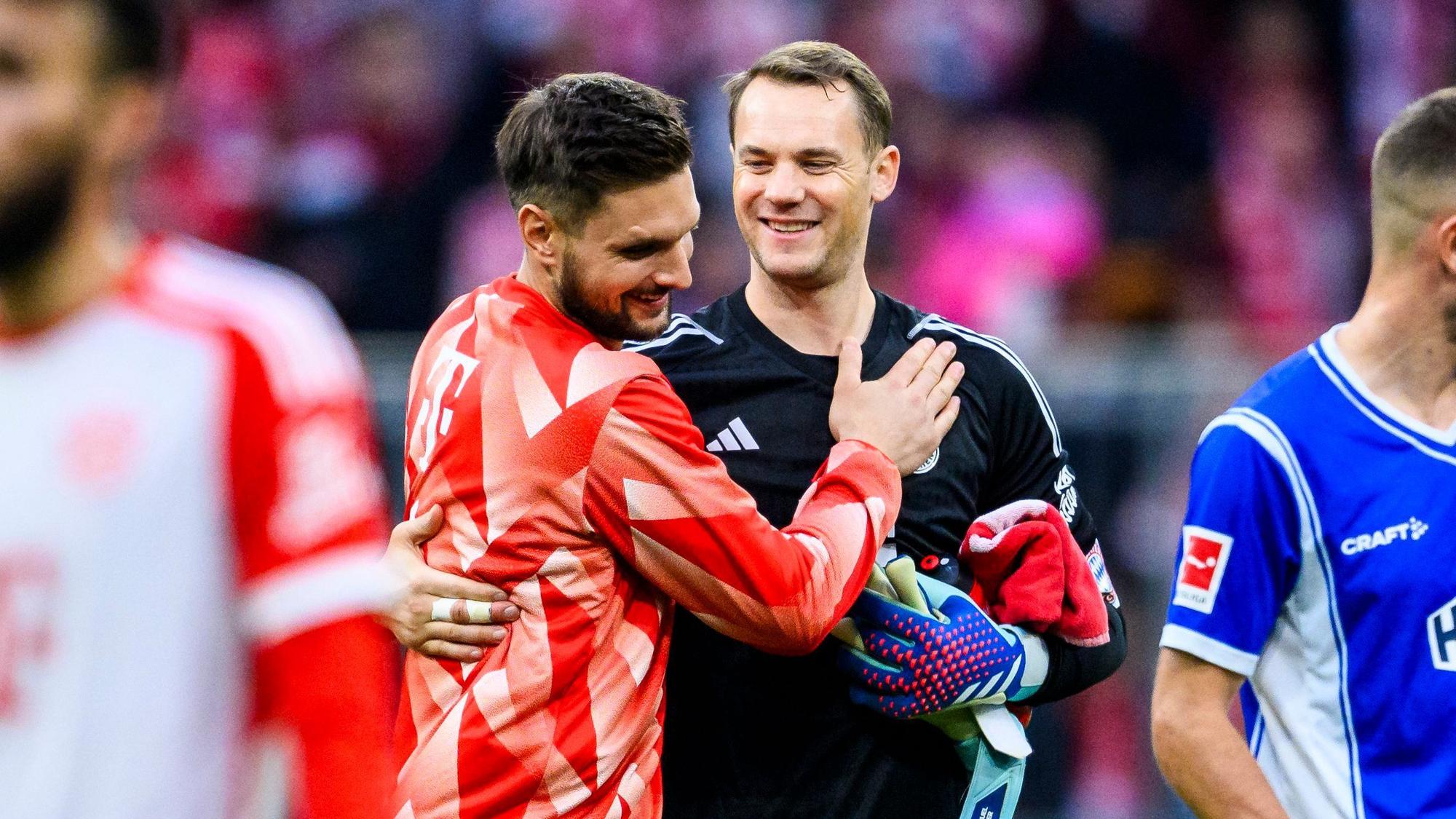 Münchens Torwart Manuel Neuer (r) klatscht nach dem Spiel mit Münchens Torwart Sven Ulreich (l) ab.