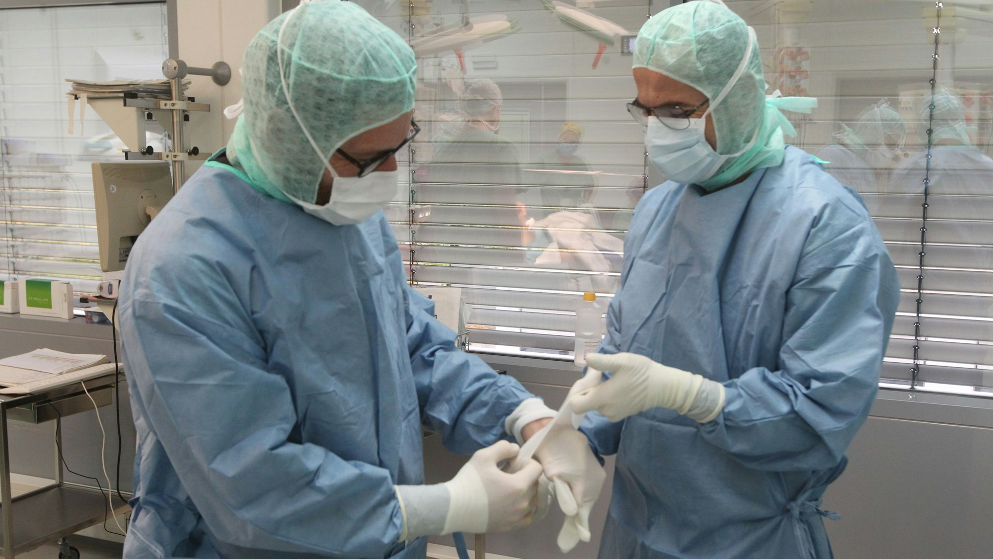 Operation in der Kinderklinik Asklepios in Sankt Augustin mit Dr. Micha Langendörfer, Chefarzt Orthopadie, der einem 11-jährigen Mädchen einen Nagel zur Stabilisation des Schienbeins einsetzt.