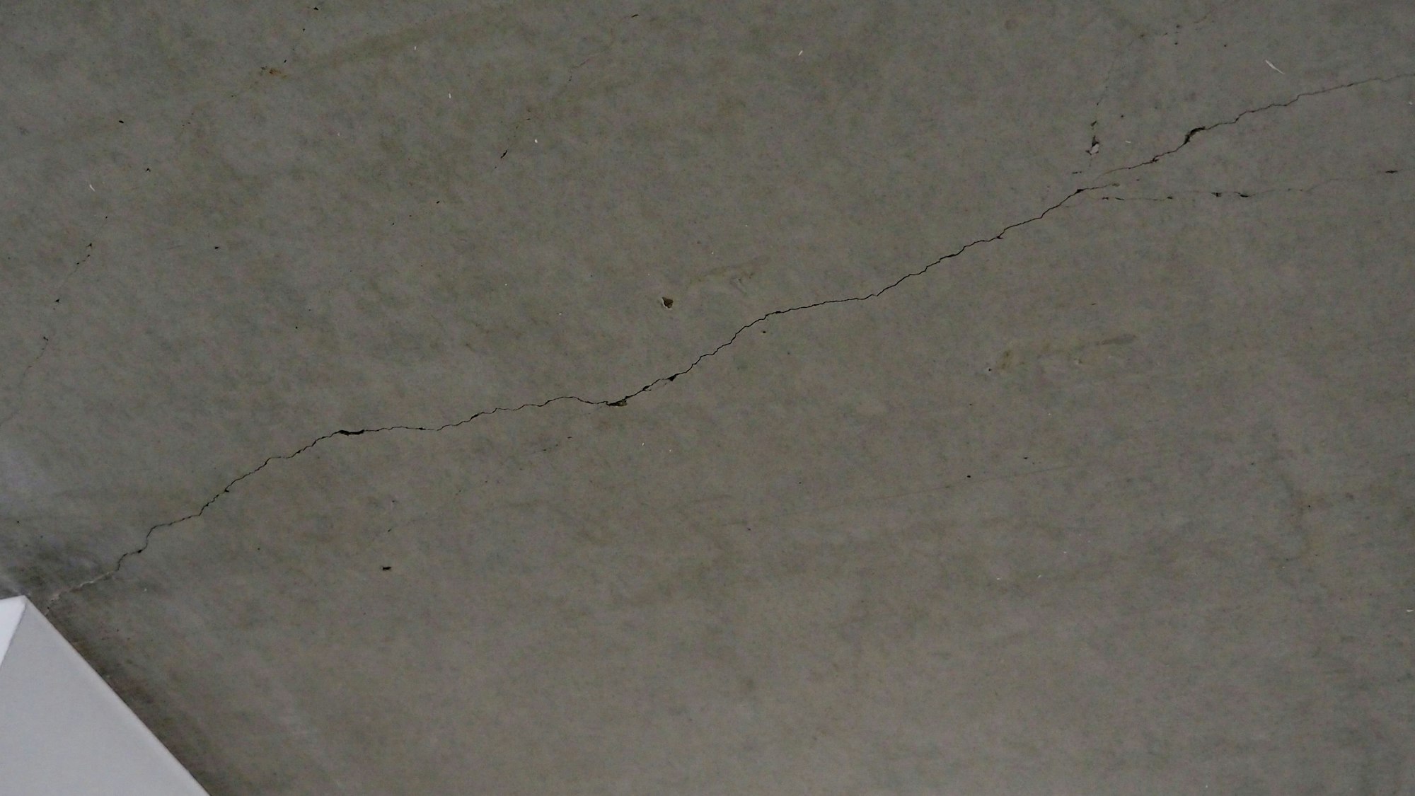 Risse an der Treppenhausdecke im Neubau in Köln-Zollstock.