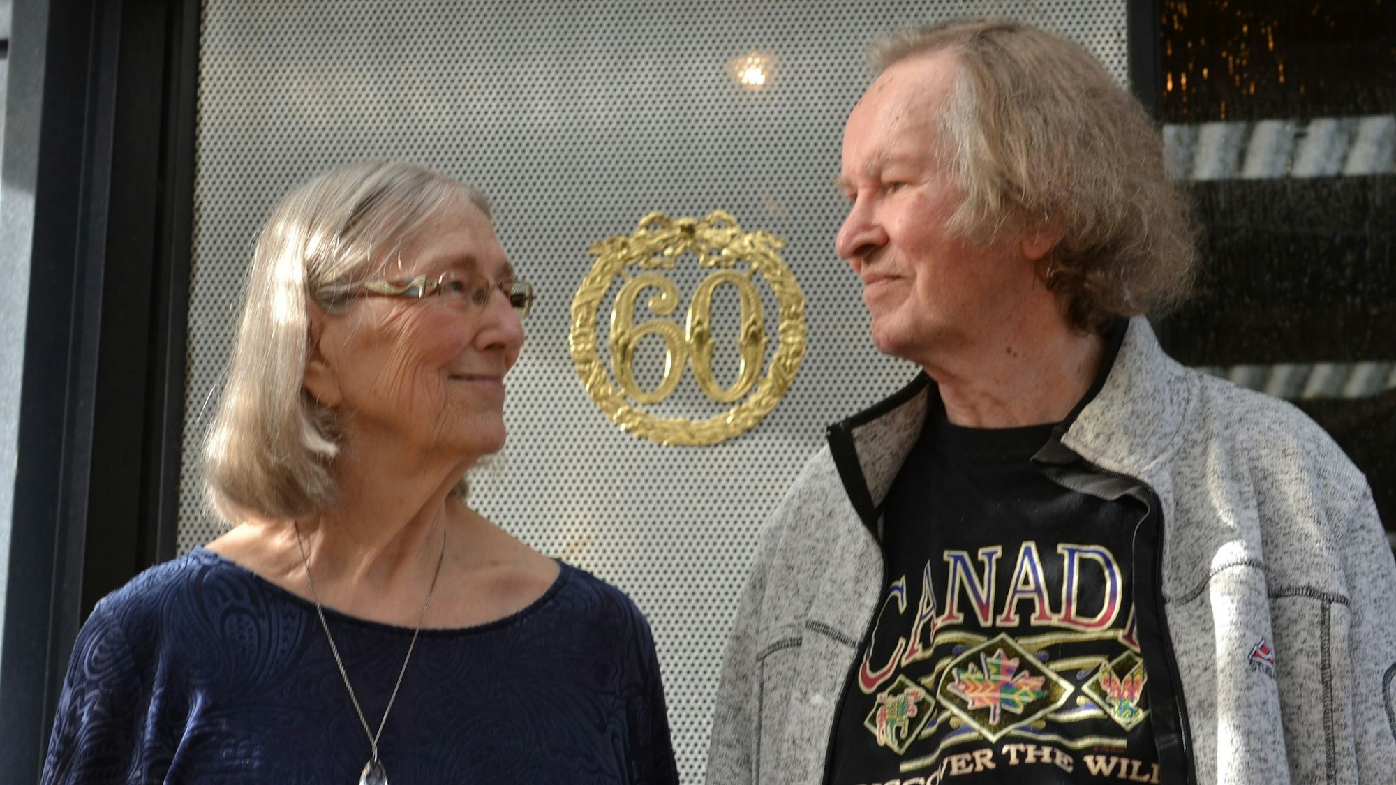 Das Bild zeigt Dagmar und Klaus Janot, die sich anschauen.