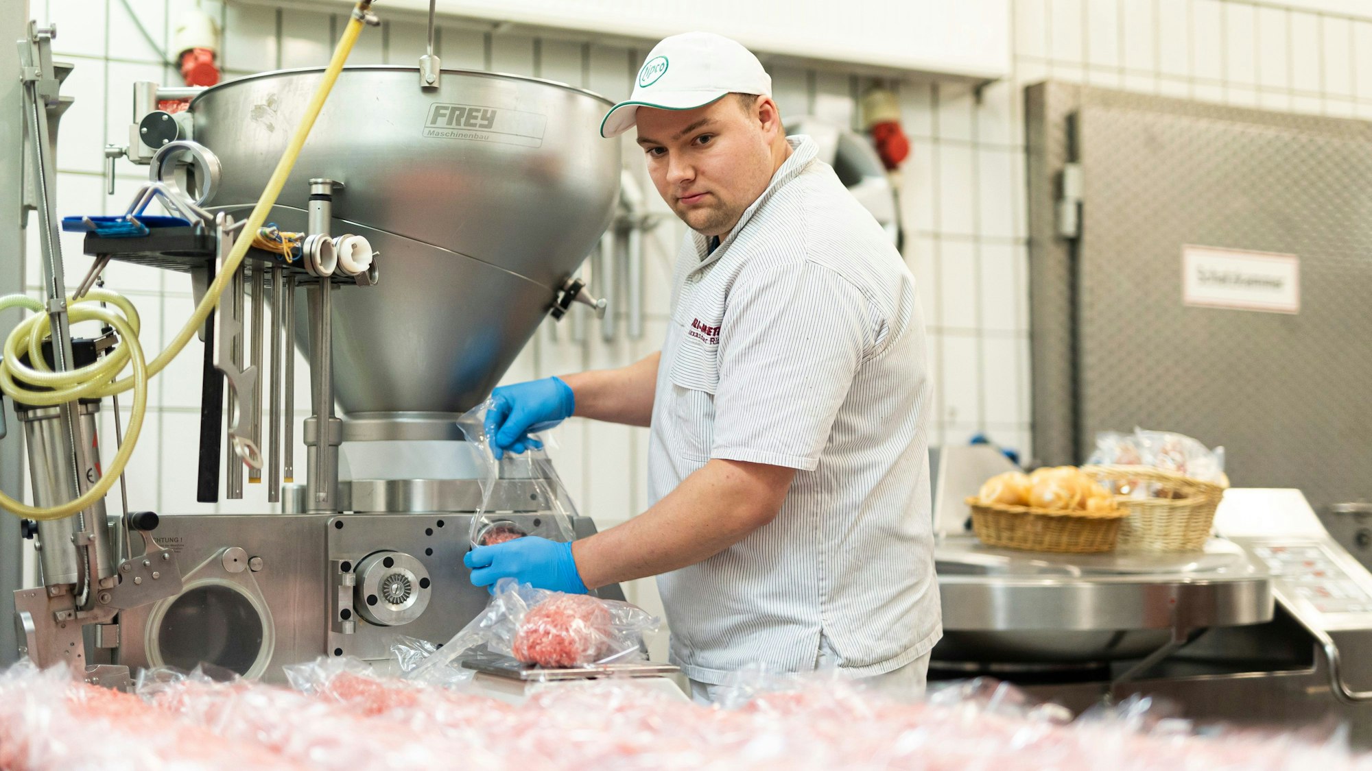 Alexander Richter, Metzger, stellt Mett-Ballen in den Räumlichkeiten der Metzgerei „Spezi-Metzger“ seiner Familie her.