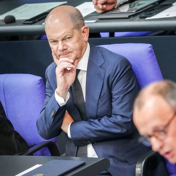 Friedrich Merz (r.) und Olaf Scholz im Bundestag (Archivbild). Der CDU-Chef hat dem Bundeskanzler eine Zusammenarbeit angeboten.