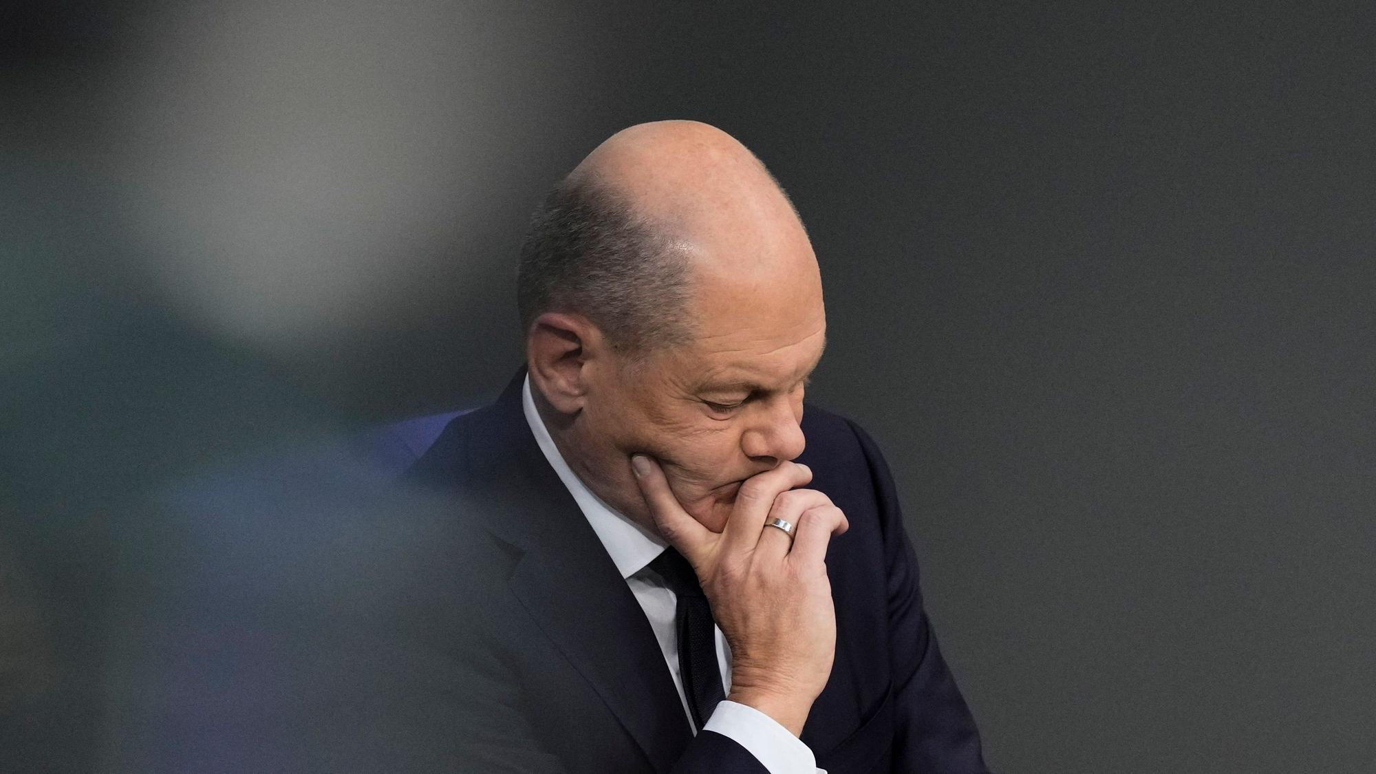Bundeskanzler Olaf Scholz ist nach dem Haushaltschaos in der Beliebtheit bei Wählerinnen und Wählern massiv gesunken.