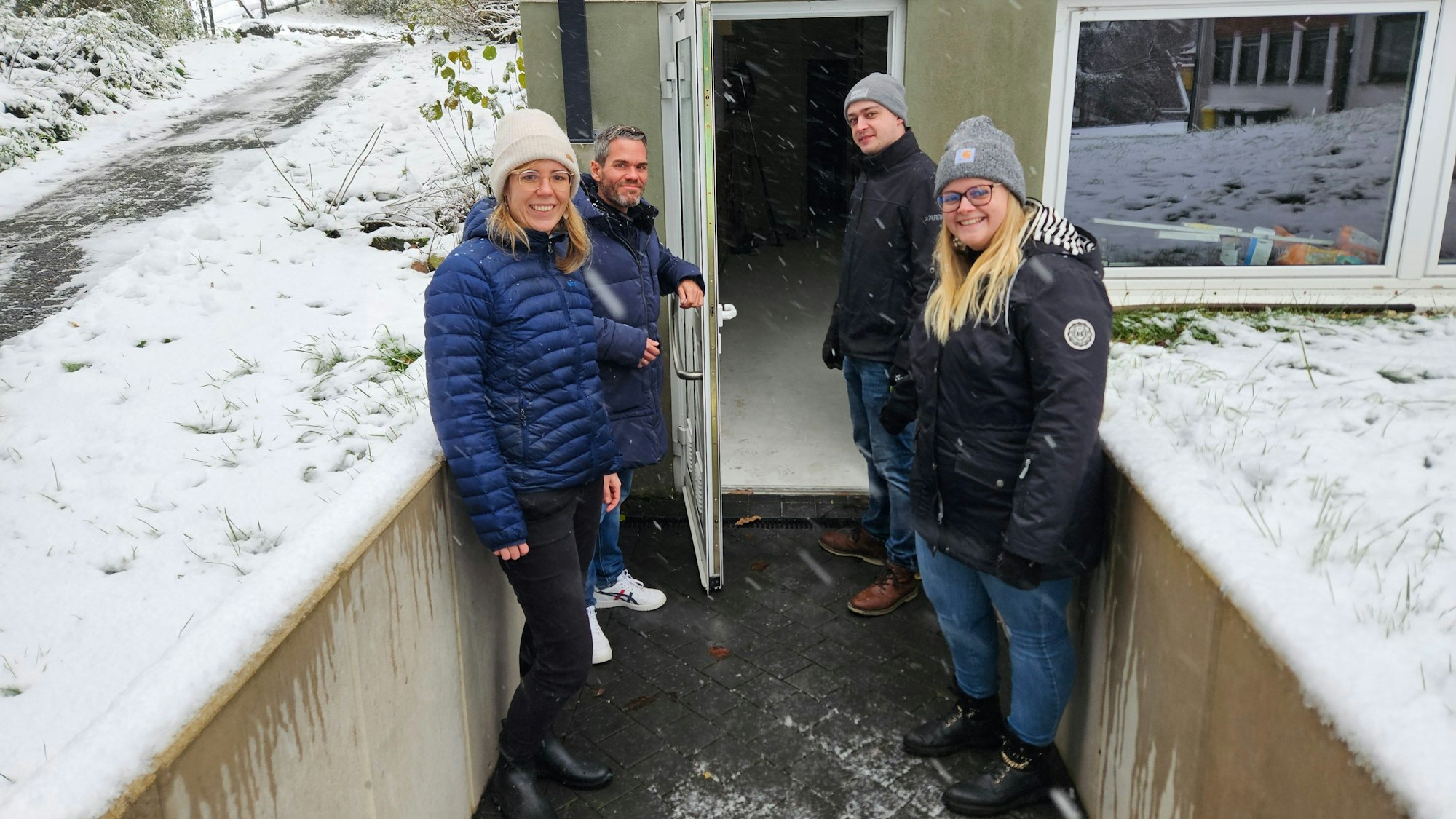 Lea Schenkelberg (v.l.), Nicolas Gath sowie Philipp und Maren Klein stehen vor der Eingangstür zum Probenraum.
