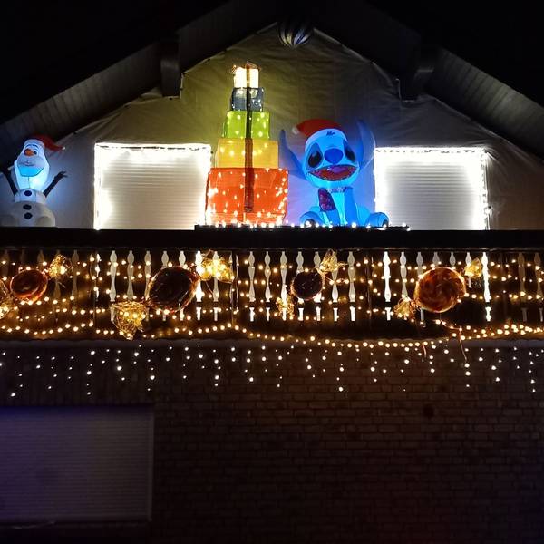Die beleuchtete Comicfigur Stitch auf dem Balkon des Weihnachtshauses in Odendorf