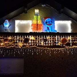 Die beleuchtete Comicfigur Stitch auf dem Balkon des Weihnachtshauses in Odendorf