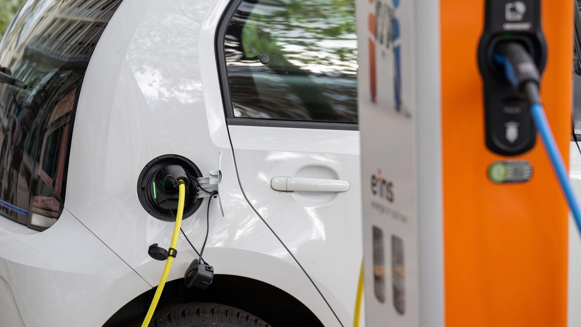 Ein Elektroauto lädt an einer Ladesäule. Symbolbild