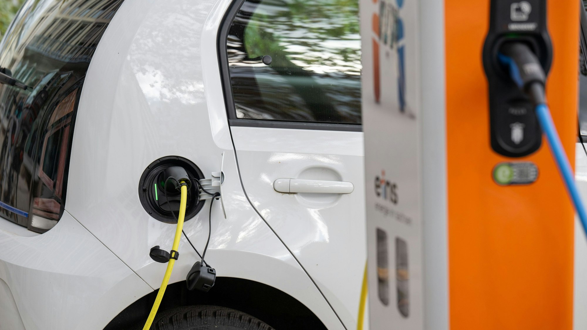 Ein Elektroauto lädt an einer Ladesäule. Symbolbild