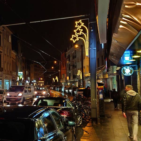 Weihnachtliche Lichter leuchten am Höninger Weg in Zollstock – das erste Mal seit rund 35 Jahren.