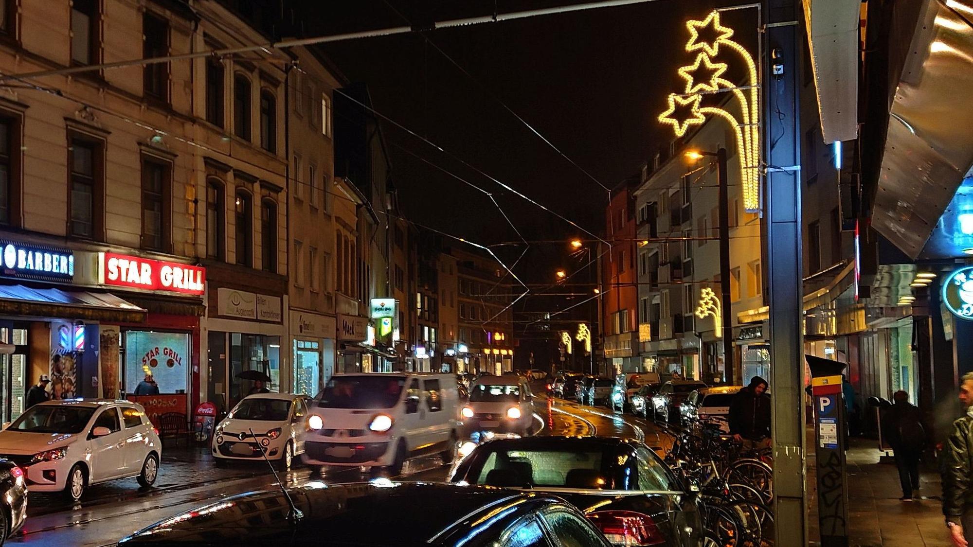Weihnachtliche Lichter leuchten am Höninger Weg in Zollstock – das erste Mal seit rund 35 Jahren.