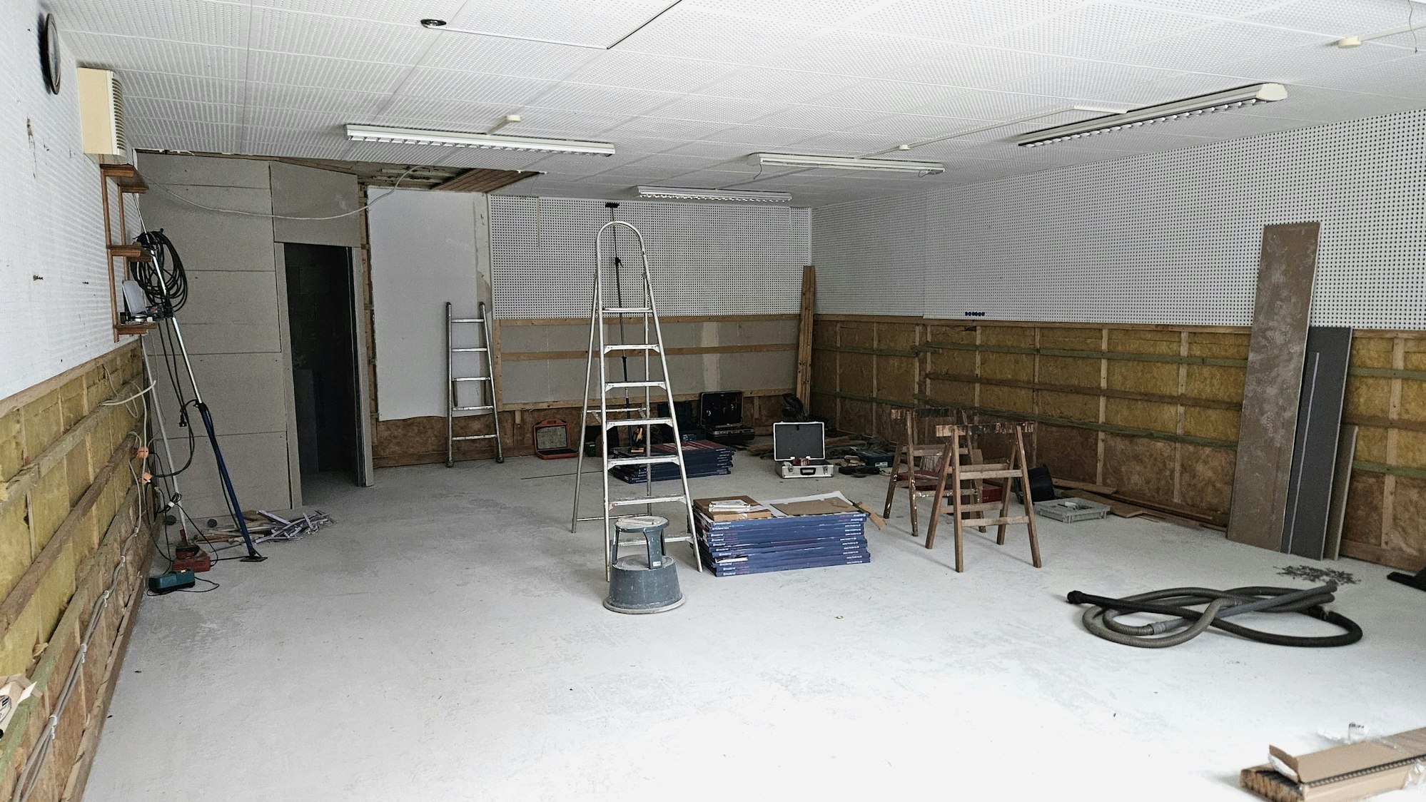 Blick in den Probenraum, in dem Werkzeuge und mehrere Leitern stehen.