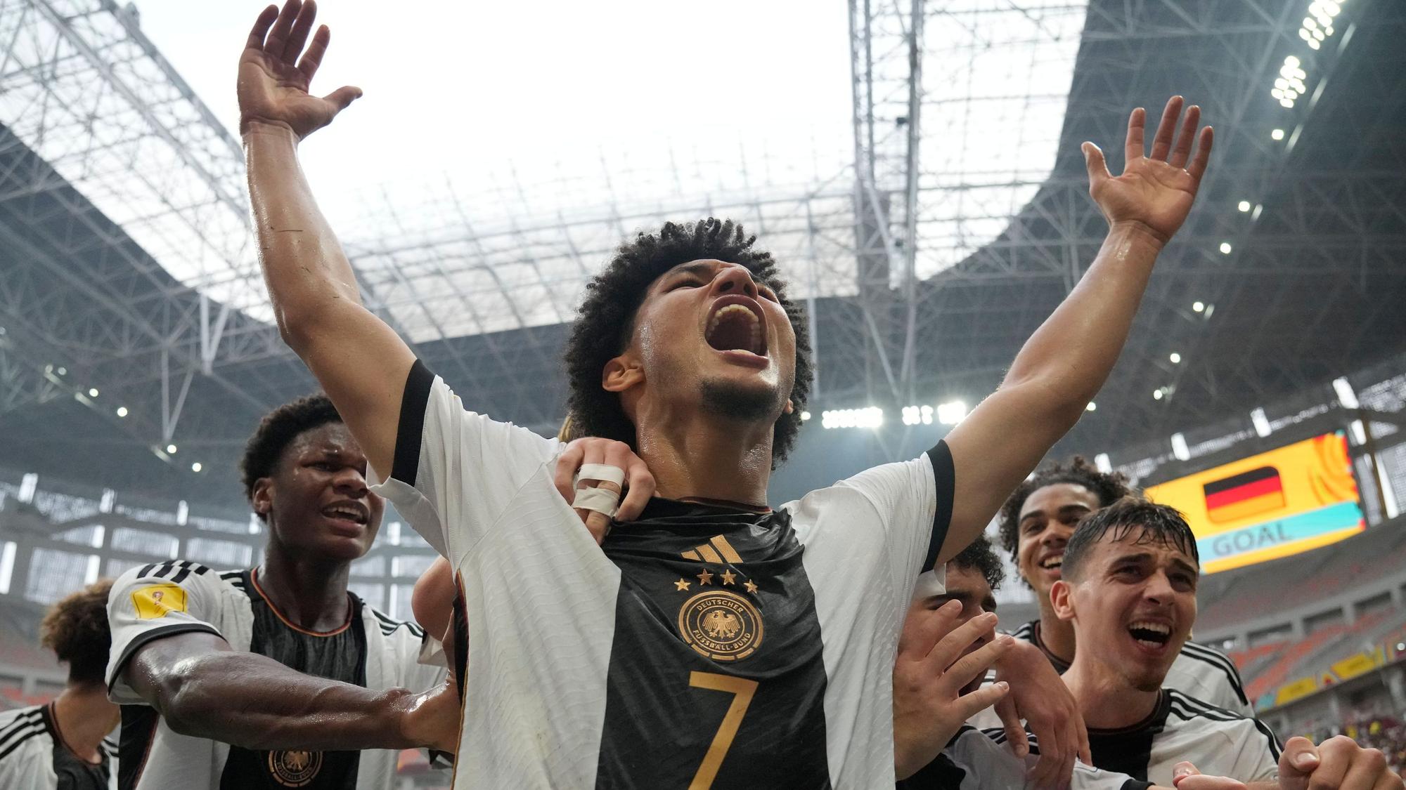 Bild einer jubelnden Fußballmannschaft