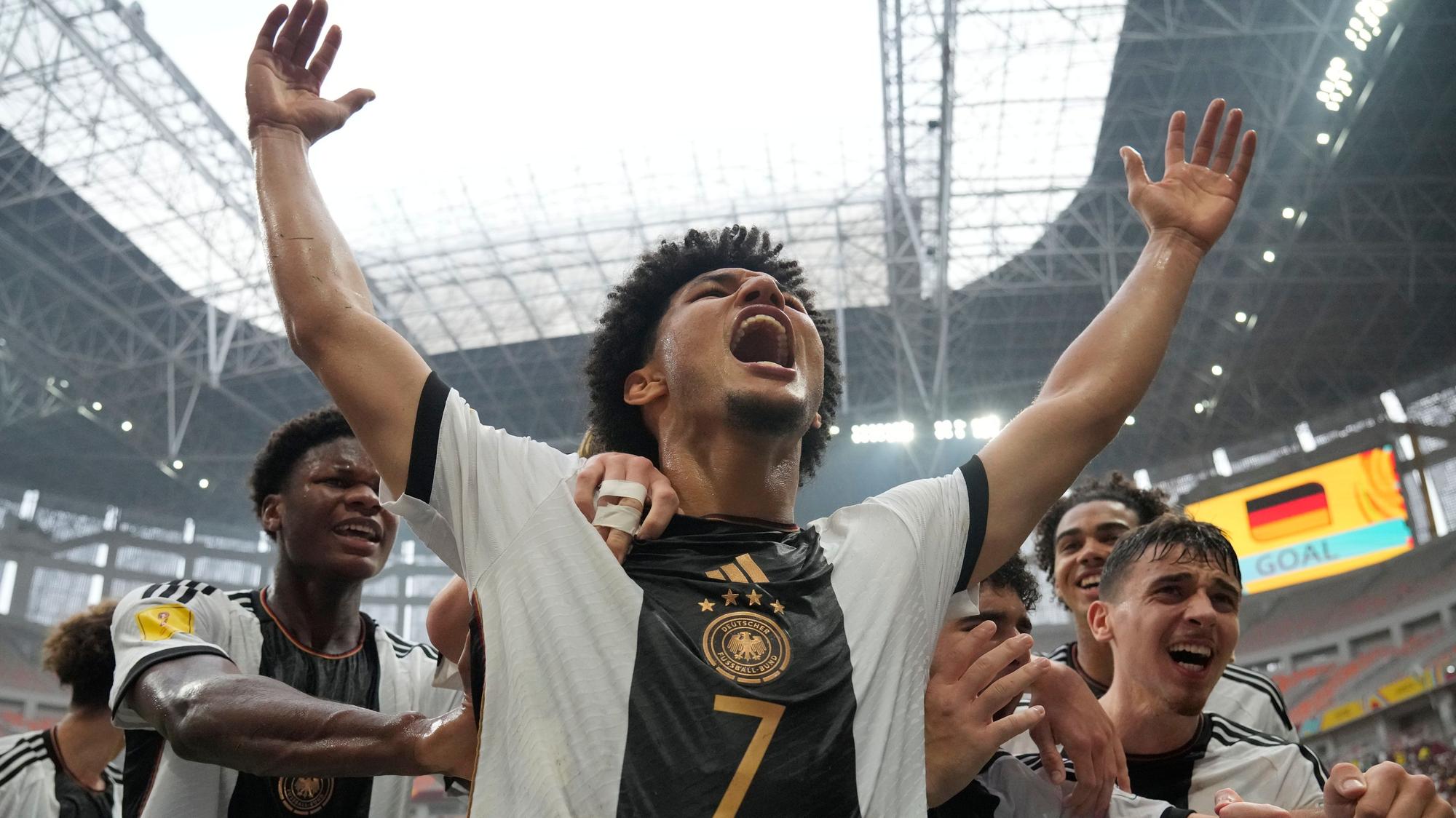 Bild einer jubelnden Fußballmannschaft