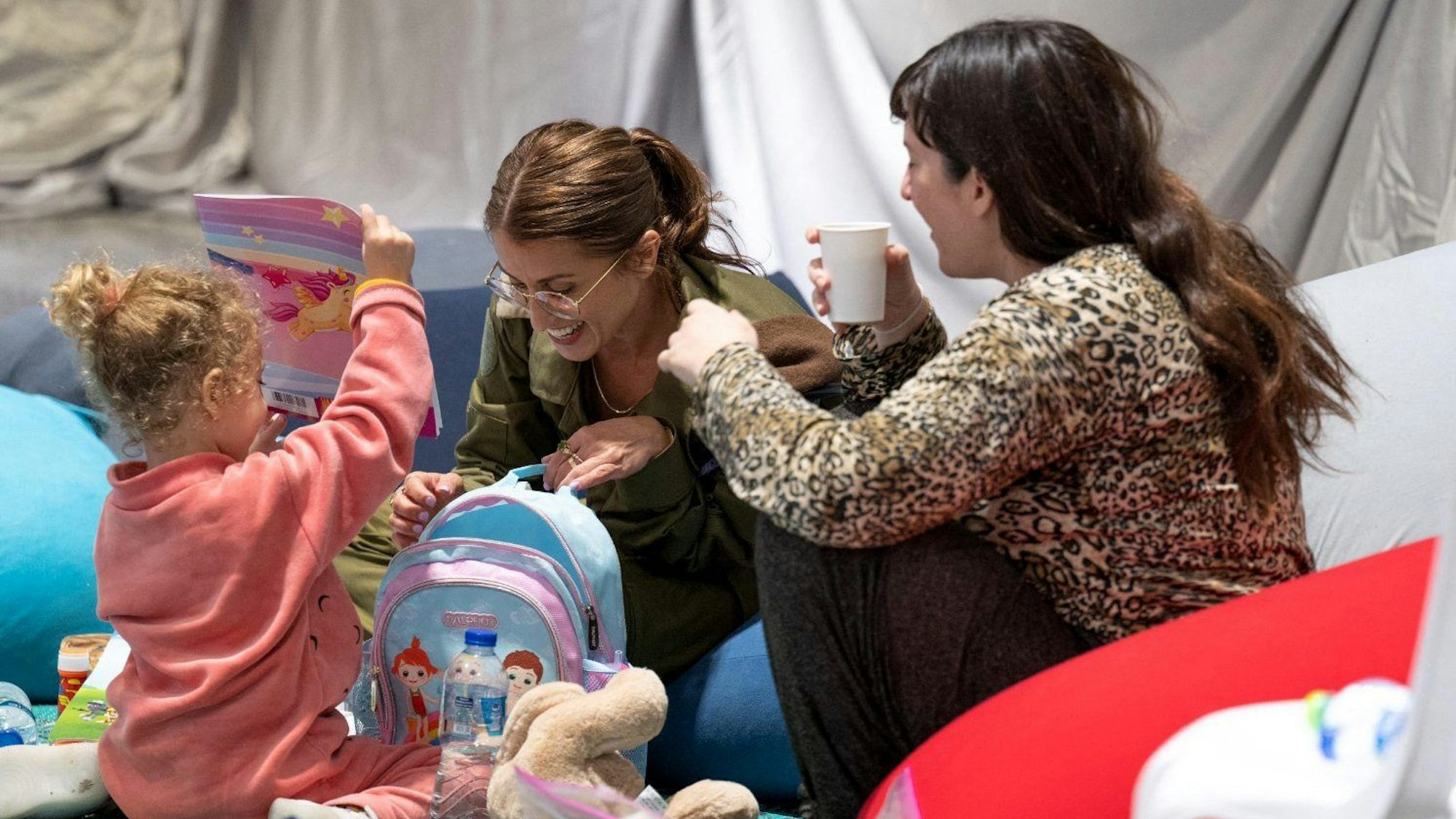 Die Deutsch-Israelin Adi Shoham (r) und ihre Tochter (l) waren Geiseln der Hamas.