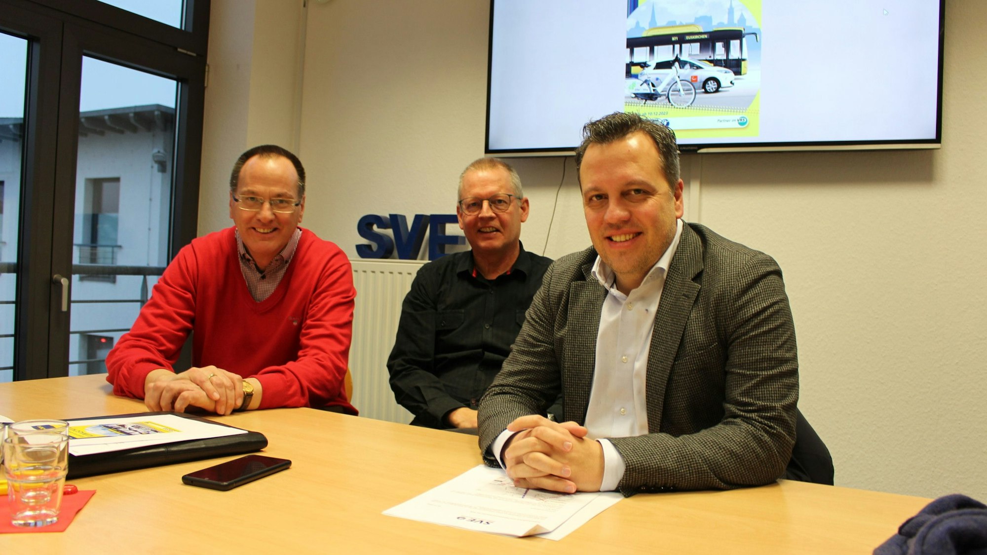 Das Bild zeigt Betriebsleiter Uwe Brinkmann, Geschäftsführer Anno Schichler-Koep und Bürgermeister sowie Aufsichtsratsvorsitzenden Sacha Reichelt beim Pressegespräch.