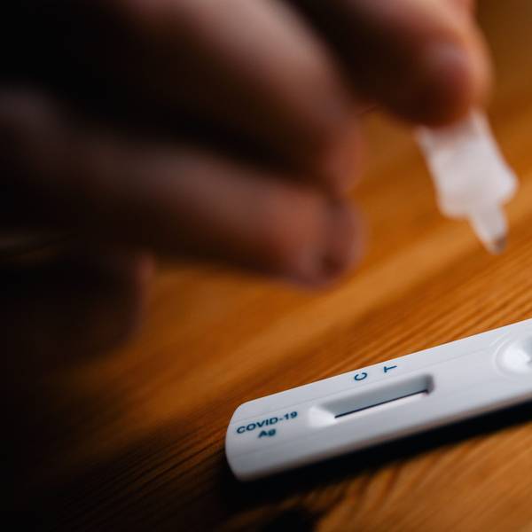 Ein Corona-Test liegt auf einem Tisch. Seit Beginn der Pandemie hat das Land NRW rund 7,7 Millionen Euro für externe Beratung ausgegeben.