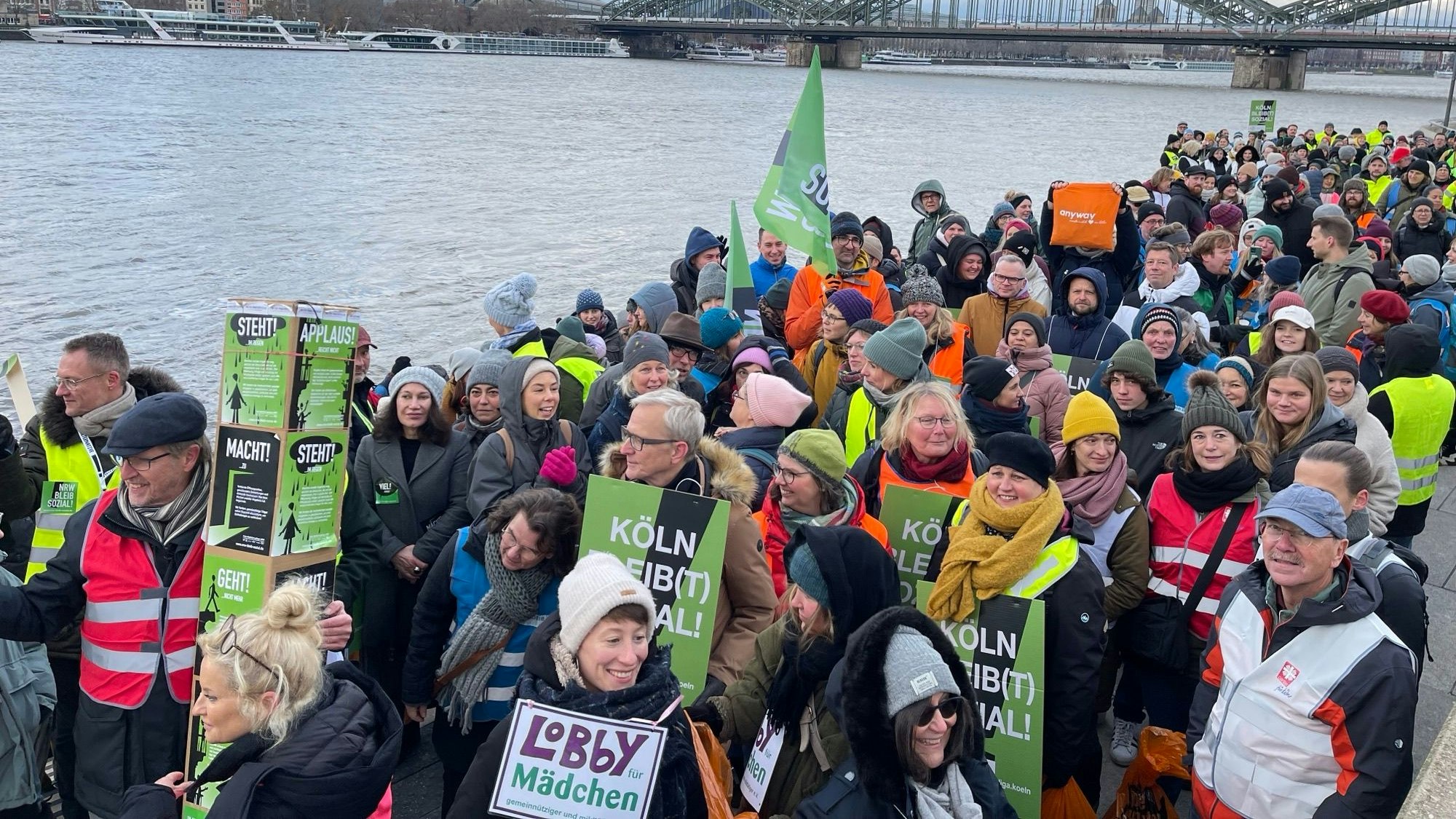 Hunderte von Mitarbeitenden waren trotz schneidender Kälte nach Deutz gekommen.