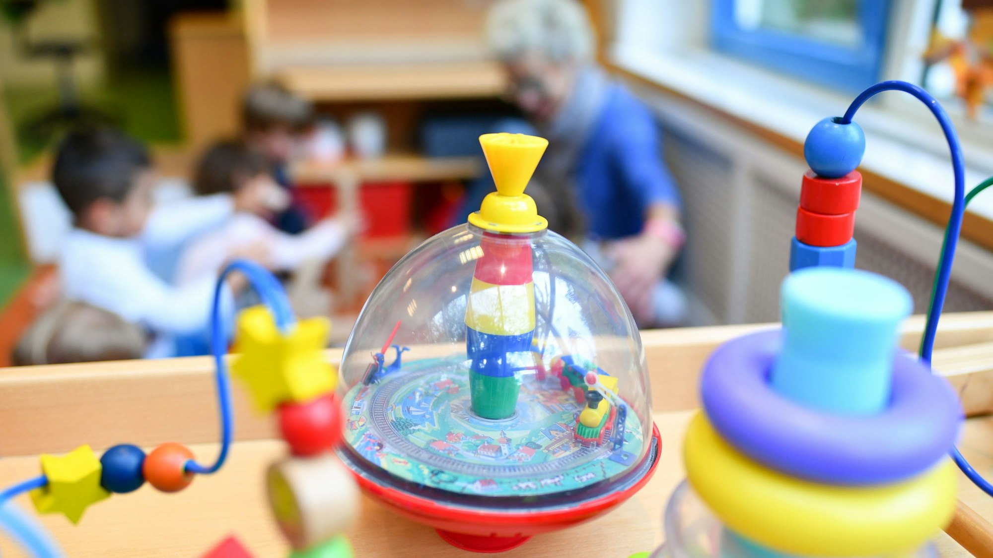 Eine Erzieherin spielt mit Kindern in einer Kindertagesstätte. Laut einer Untersuchung fehlen in NRW mehr als 114.000 Kita-Plätze. (Symbolbild)