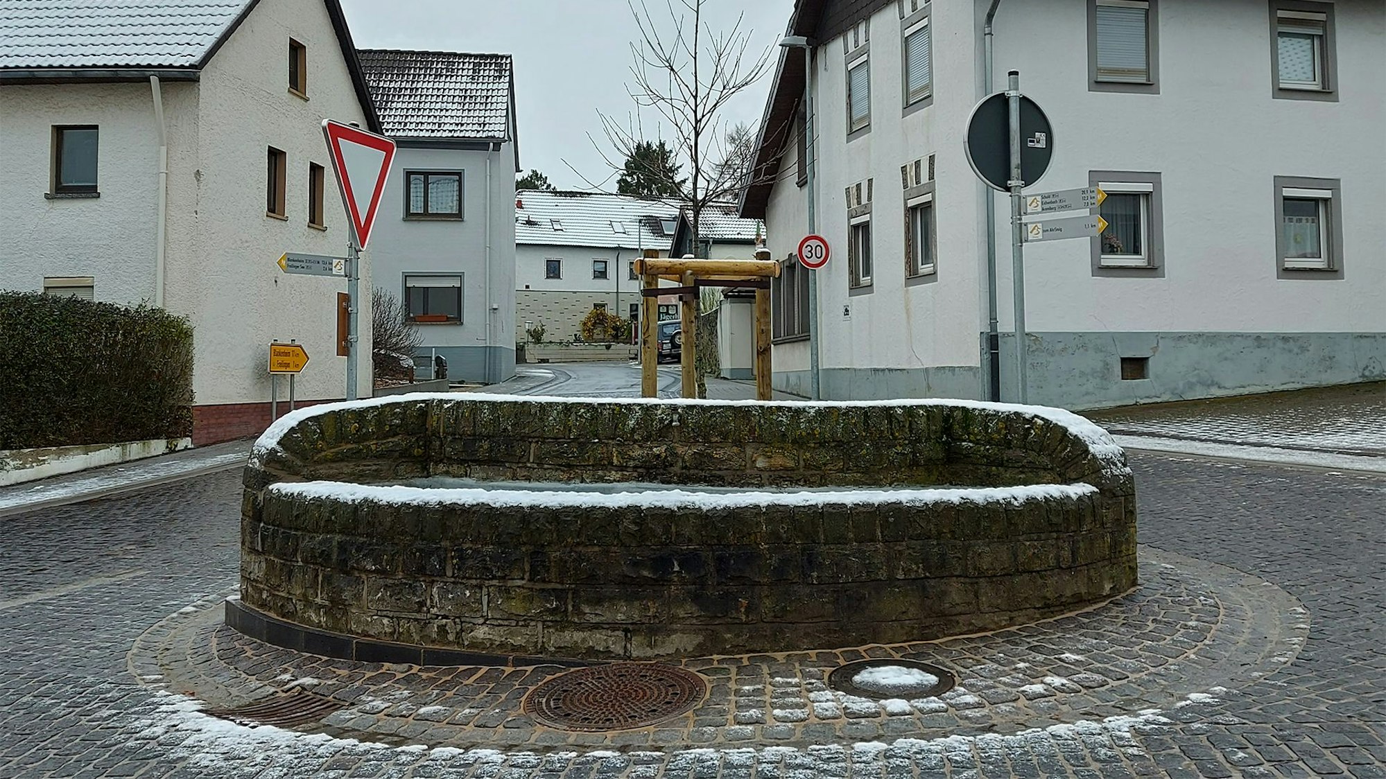 Der neu sanierte Kreuzungsbereich am „Schrank“, im Hintergrund die neue gepflanzte Kastanie.