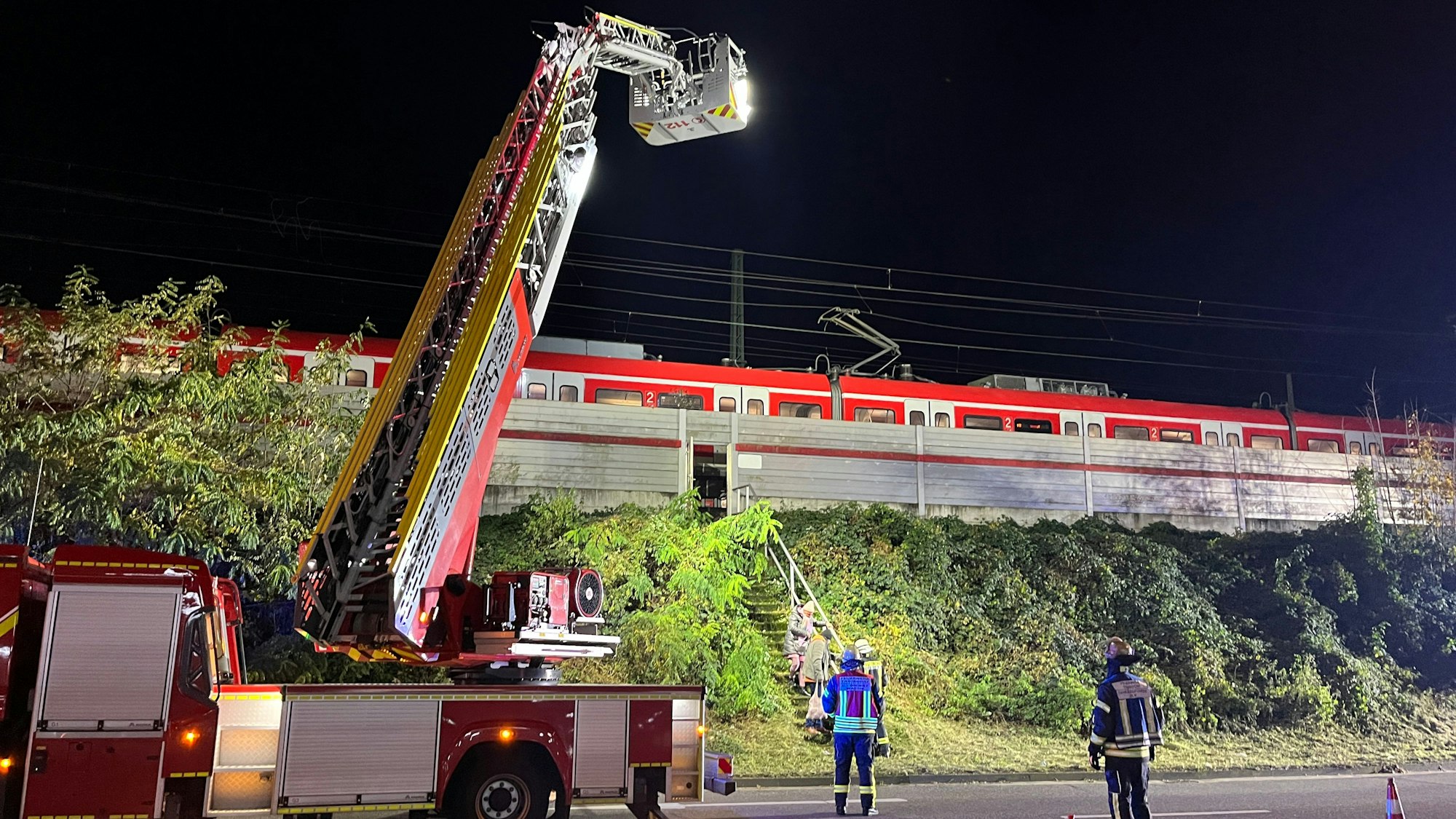 Nach einem Oberleitungsschaden musste die S 12 geräumt werden, kurz vor dem Bahnhof Troisdorf. Die Feuerwehr unterstützte Bahn und Bundespolizei.