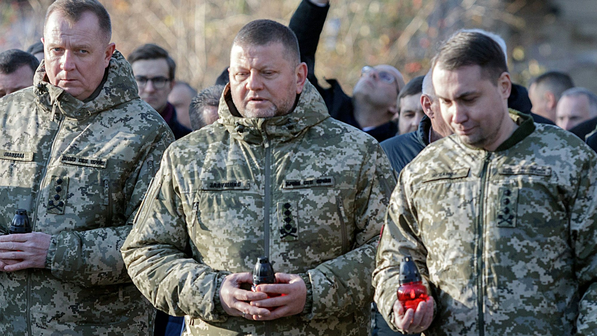 Der ukrainische Generalstabschef Serhii Shaptala, Oberbefehlshaber Walerij Saluschnij und Geheimdienstchef Kyrylo Budanow bei einer Gedenkfeier am 25. November (v. l. n. r.).