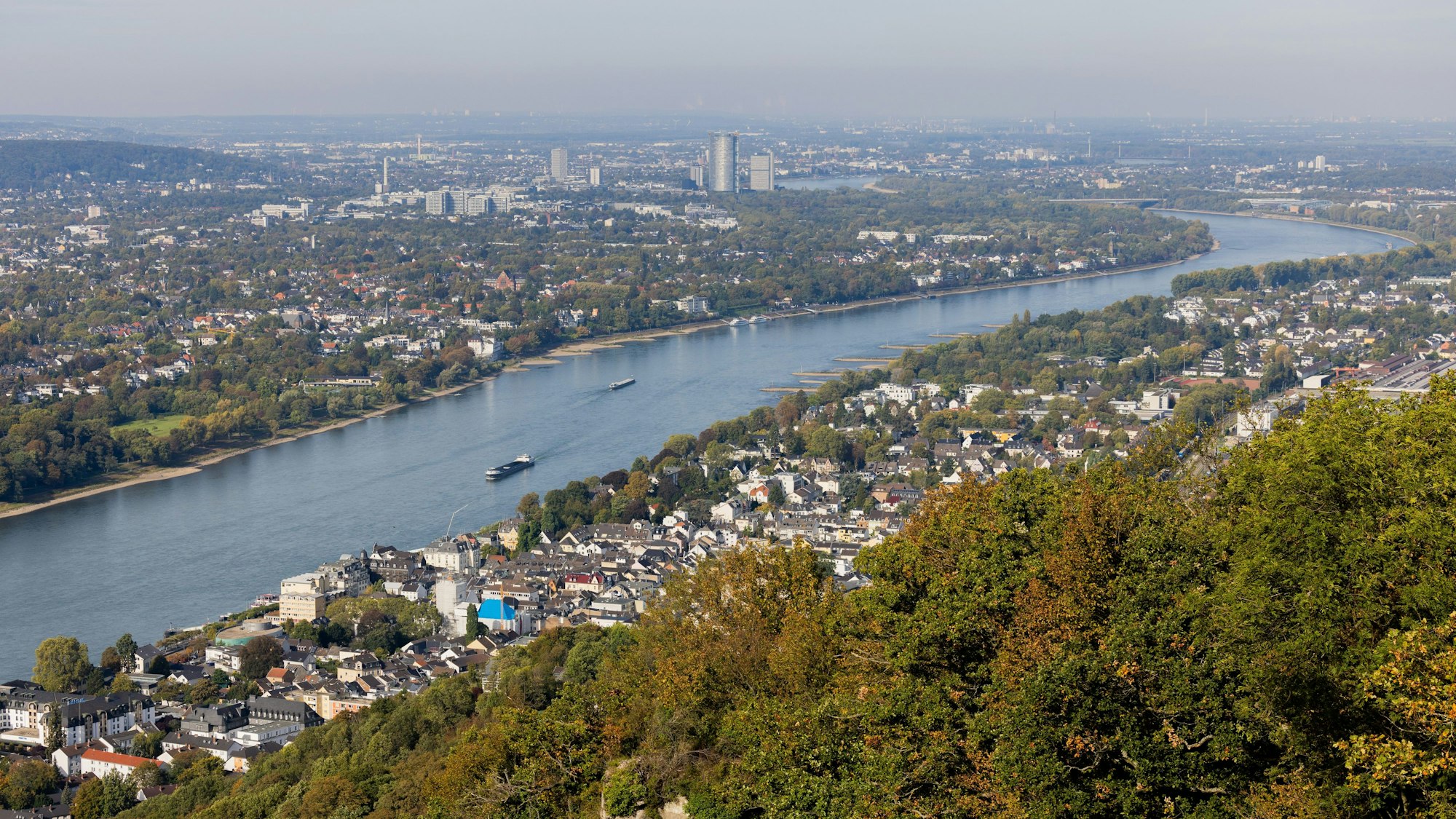 Blick vom Drachenfels auf den Rhein in Bonn. (Symbolbild)