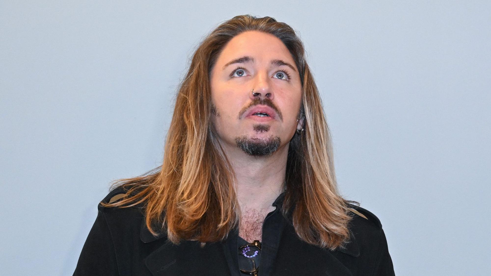 Der deutsche Musiker Gil Ofarim steht im Saal des Landgerichts in Leipzig. Ofarim hatte gestanden, einen Mitarbeiter eines Leipziger Hotels fälschlicherweise des Antisemitismus beschuldig zu haben.