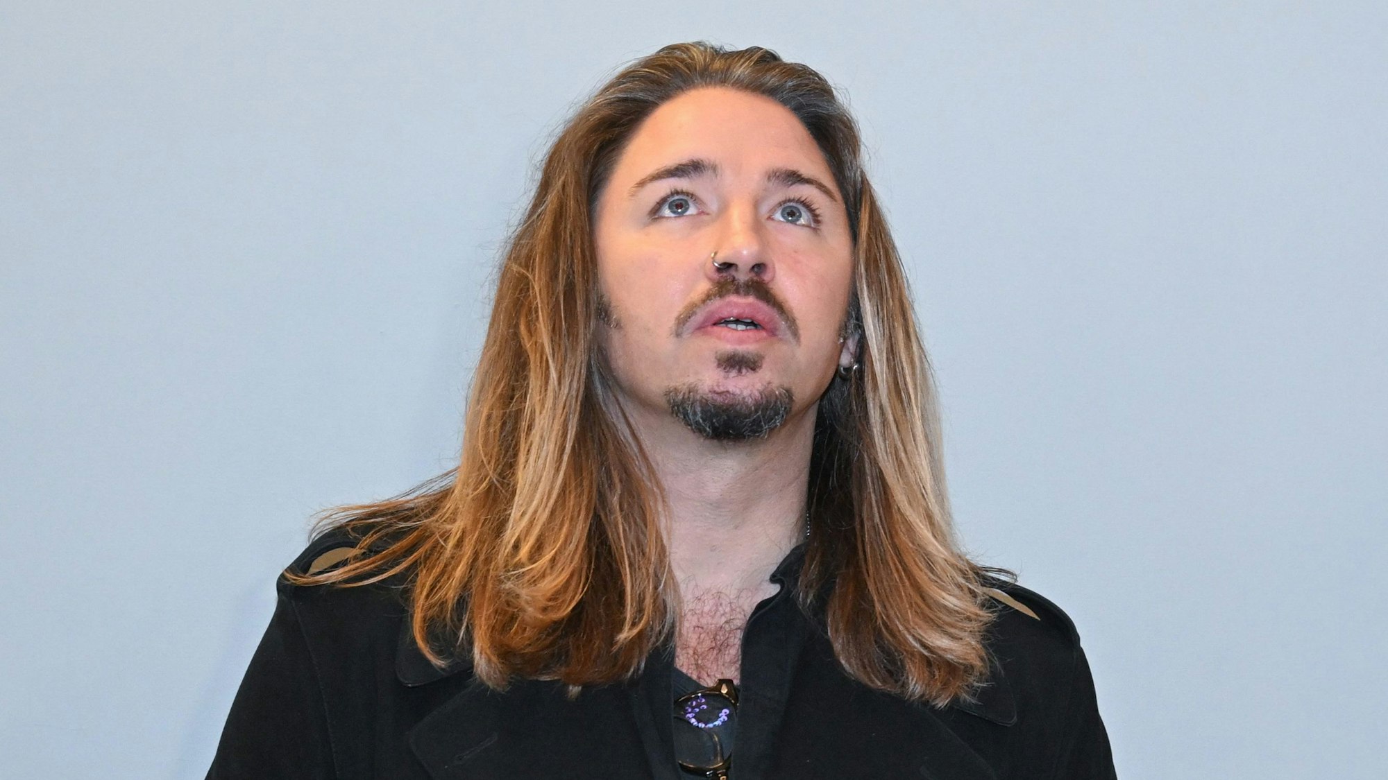 Der deutsche Musiker Gil Ofarim steht im Saal des Landgerichts in Leipzig. Ofarim hatte gestanden, einen Mitarbeiter eines Leipziger Hotels fälschlicherweise des Antisemitismus beschuldig zu haben.