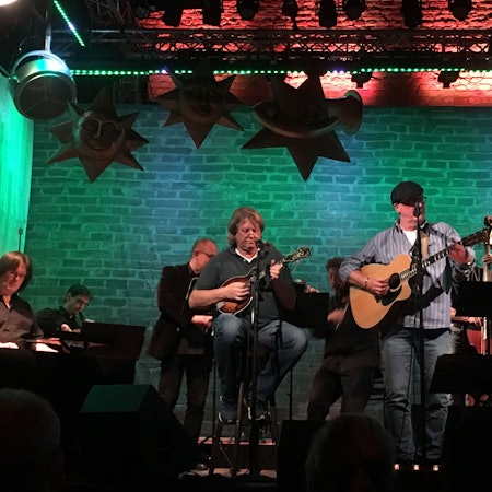 Zwei Sänger stehen auf der Bühne.