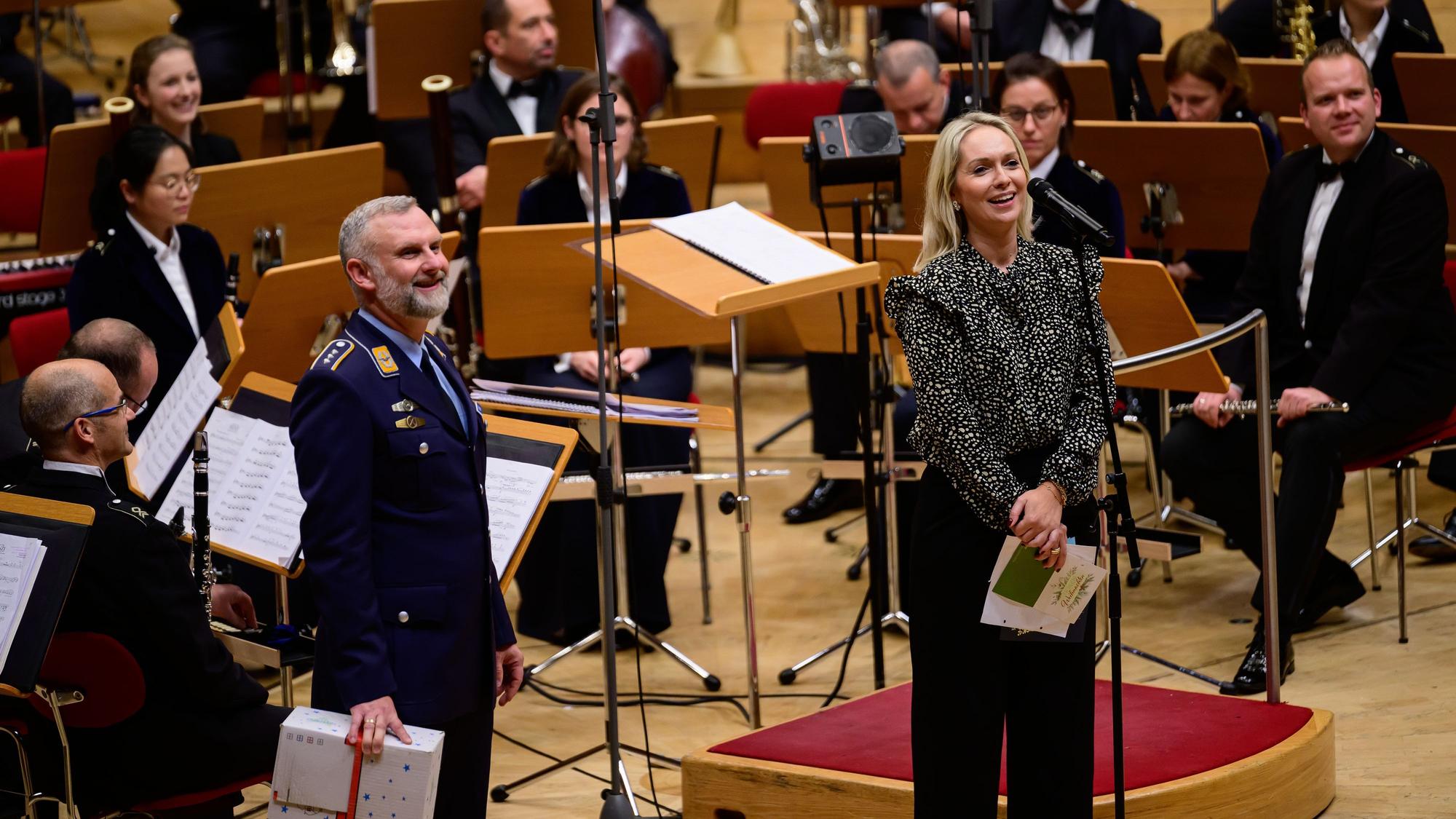 Julia Heinen, Vorsitzende bei „Die Gute Tat“ e. V., mit Hauptmann Ewald Kunke