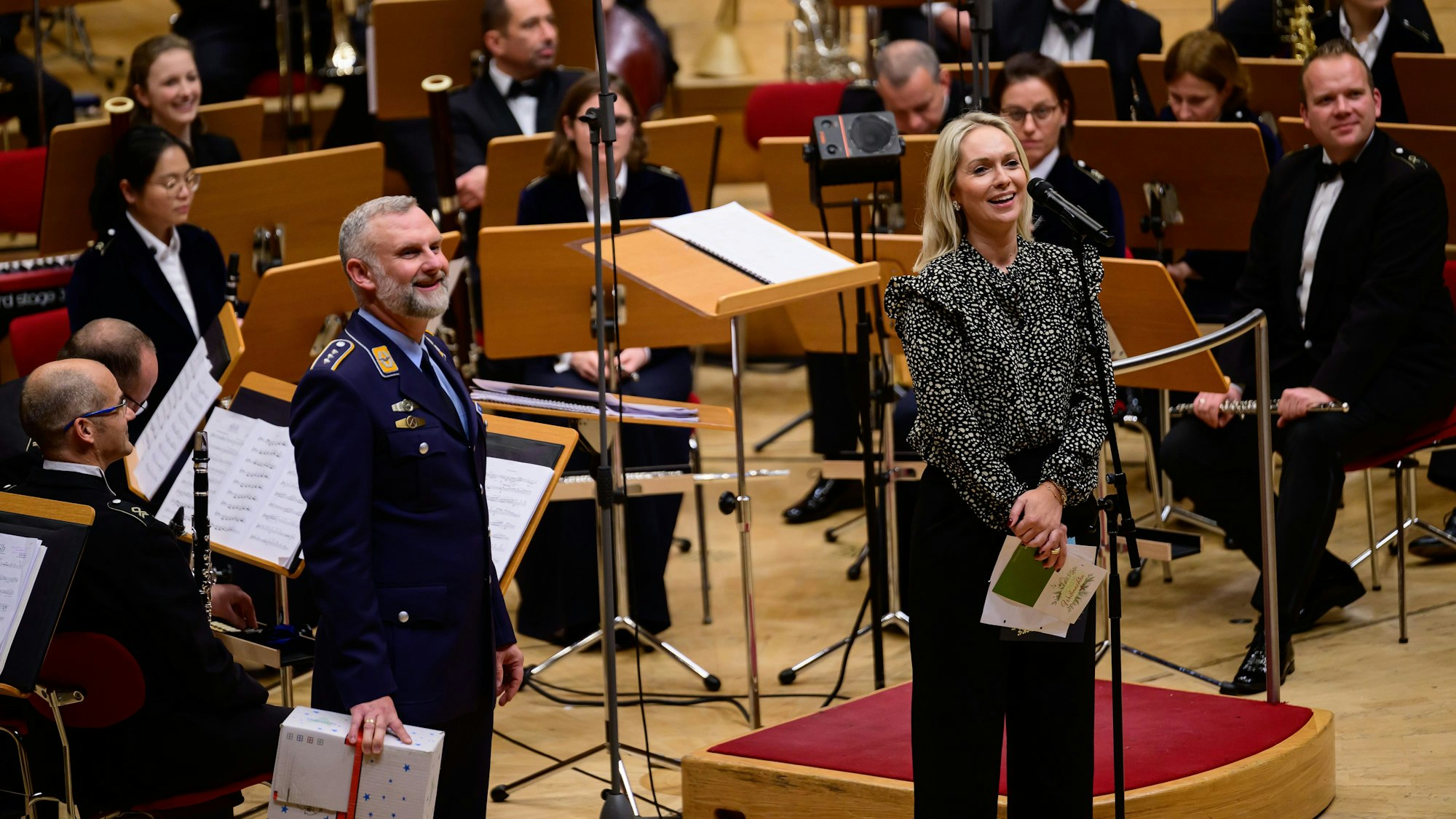 Julia Heinen, Vorsitzende bei „Die Gute Tat“ e. V., mit Hauptmann Ewald Kunke