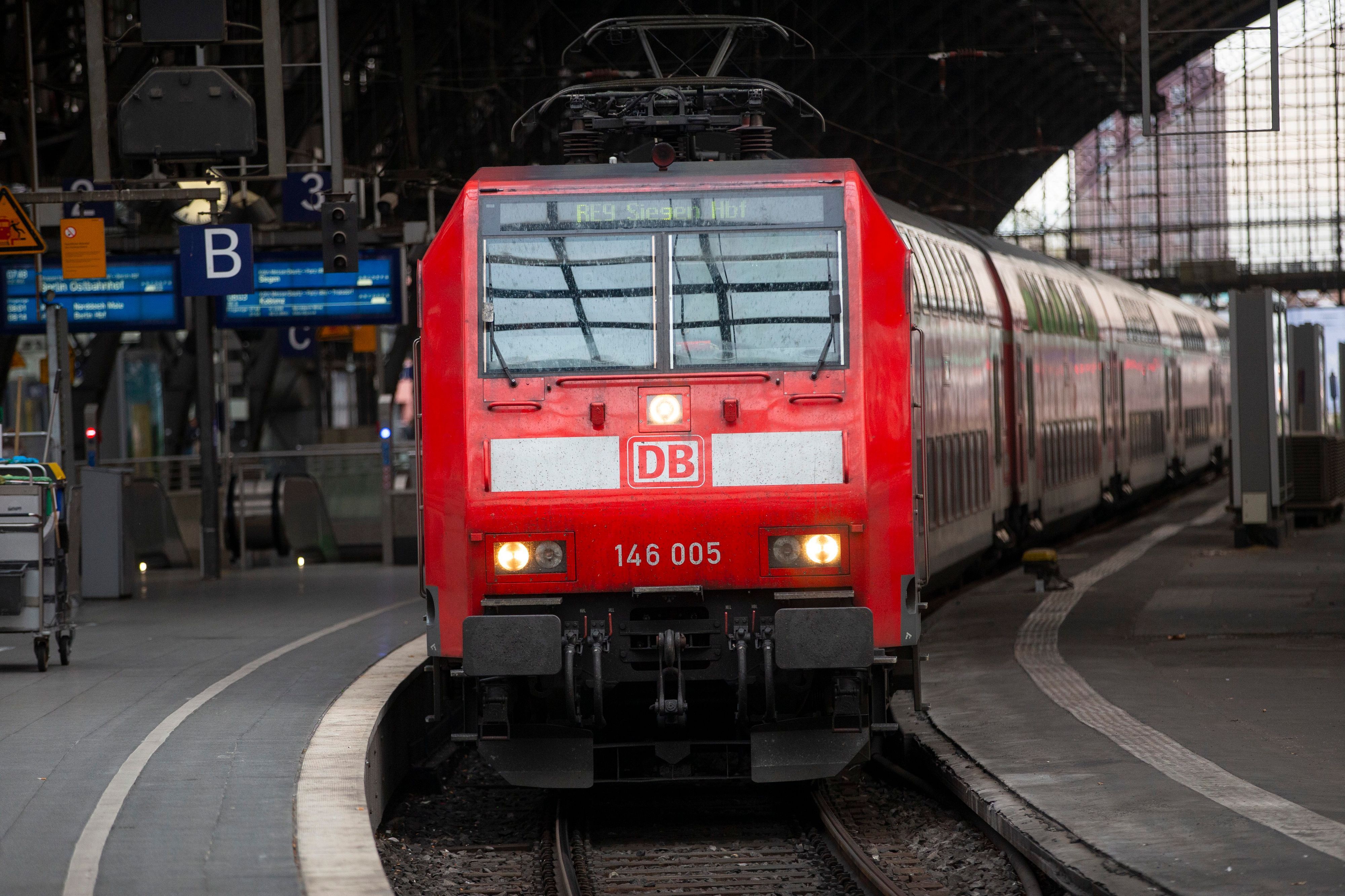Ein Regionalzug fährt in den Kölner Hauptbahnhof ein. (Symbolbild)