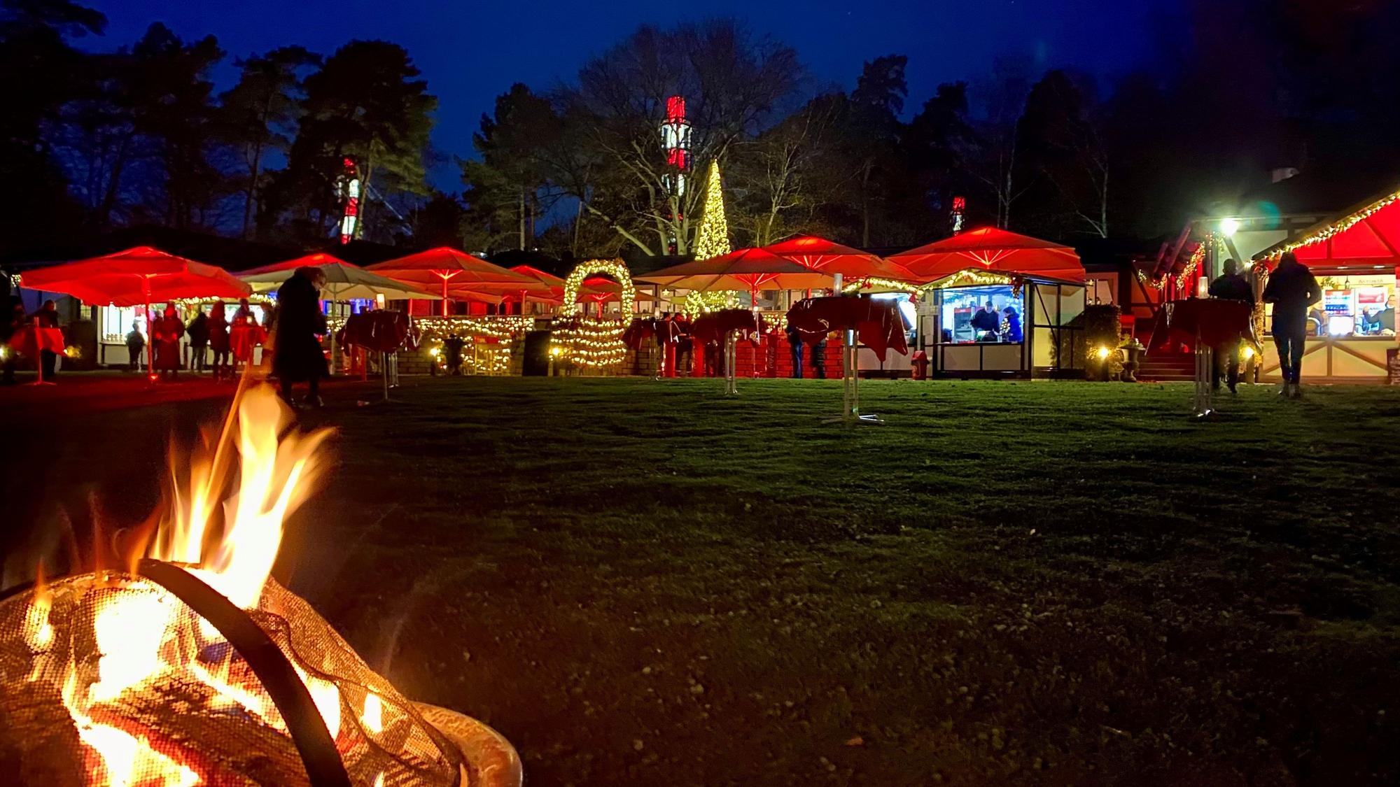 Eine Panorama-Aufnahme der Buden des Weihnachtsmarkts im Club Astoria.