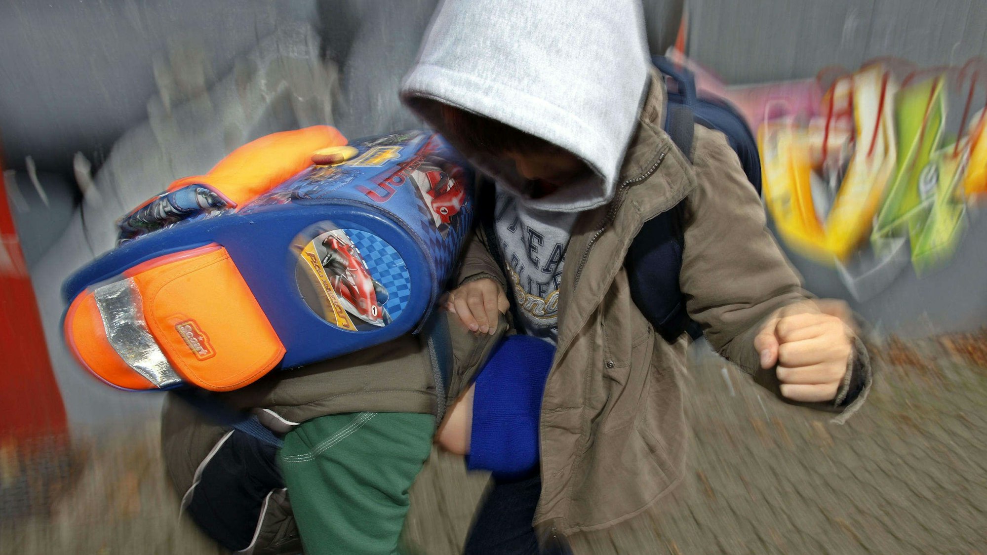 Zwei Schüler prügeln sich auf dem Schulhof. Das Foto wurde gestellt.