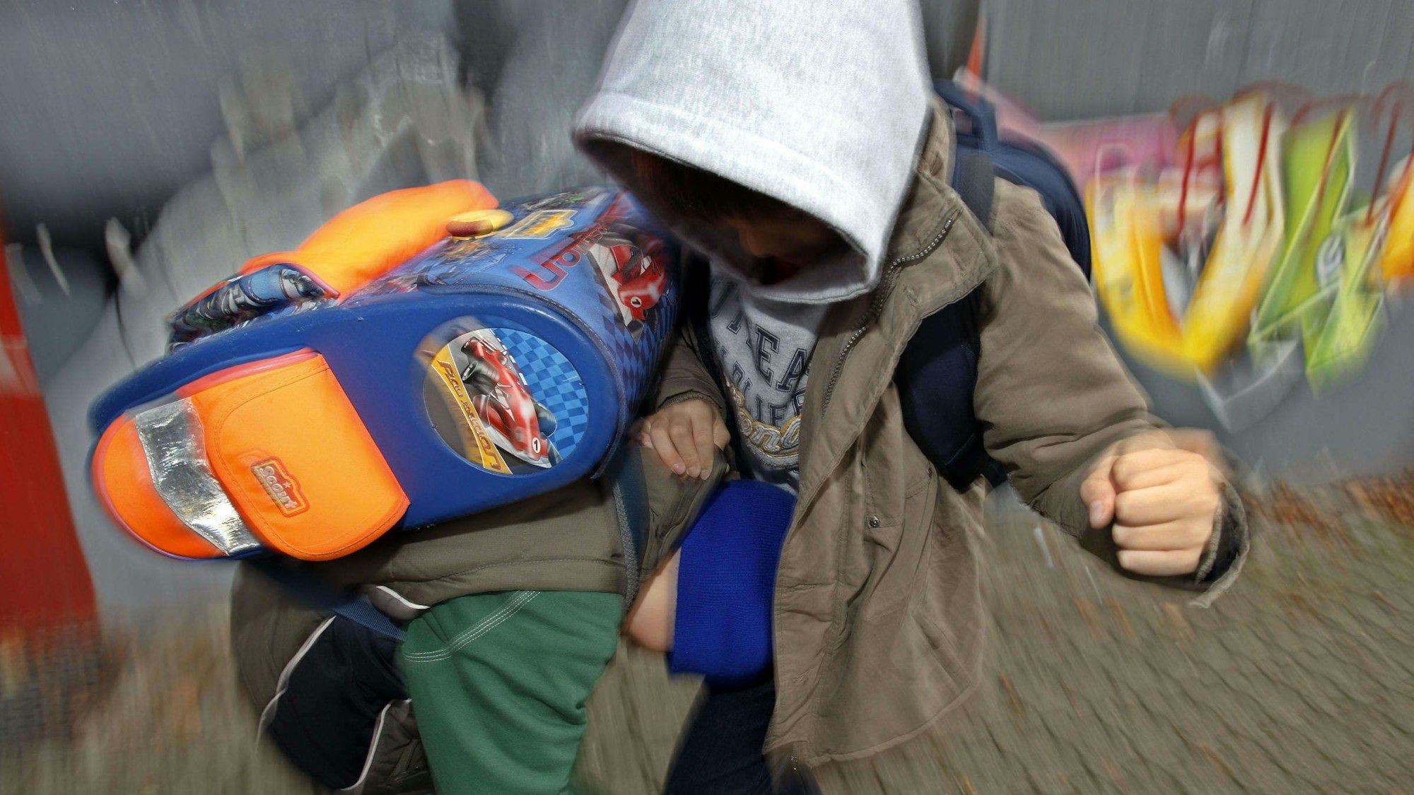 Zwei Schüler prügeln sich auf dem Schulhof. Das Foto wurde gestellt.