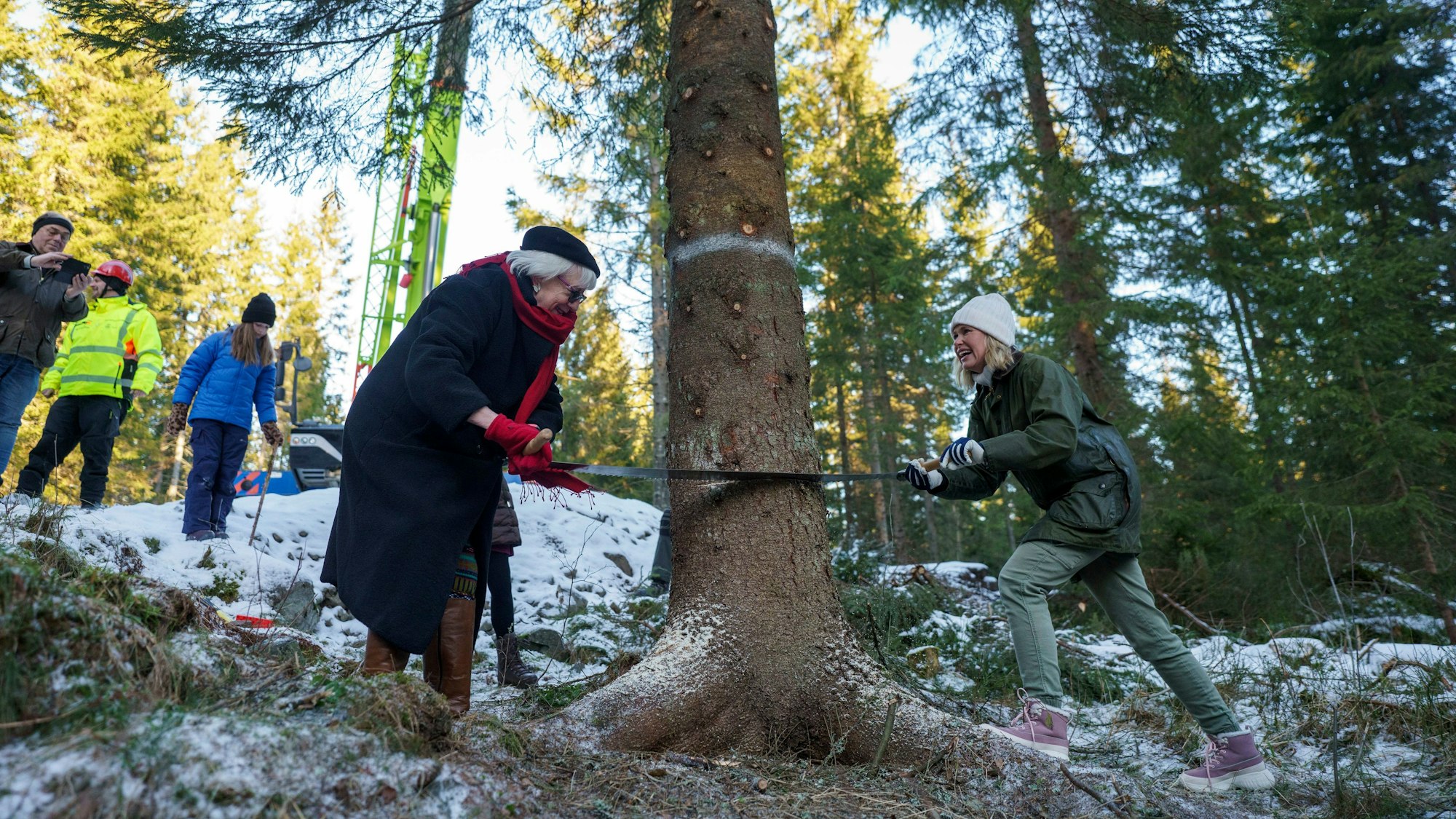 Oslos Bürgermeisterin Anne Lindboe und Patricia McAllister sägen den Baum für den Trafalgar Square.